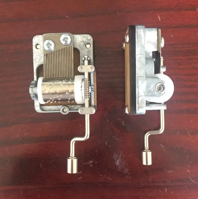 Hand crank music box mechanism with the wood board