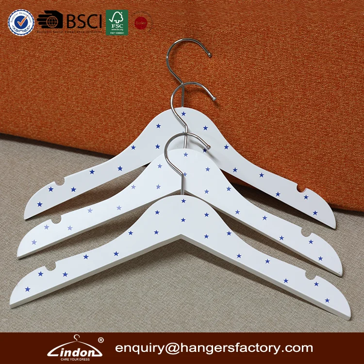 Новое поступление милые деревянные вешалки с изображением графиков белого и розового цветов для детской одежды