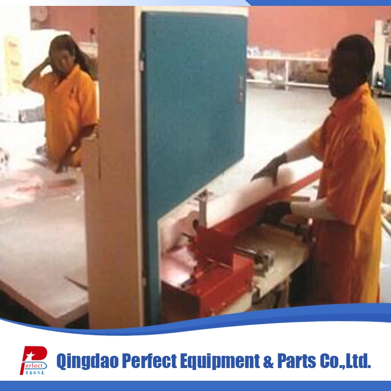 Кухня ткани и рулон туалетной бумаги резки