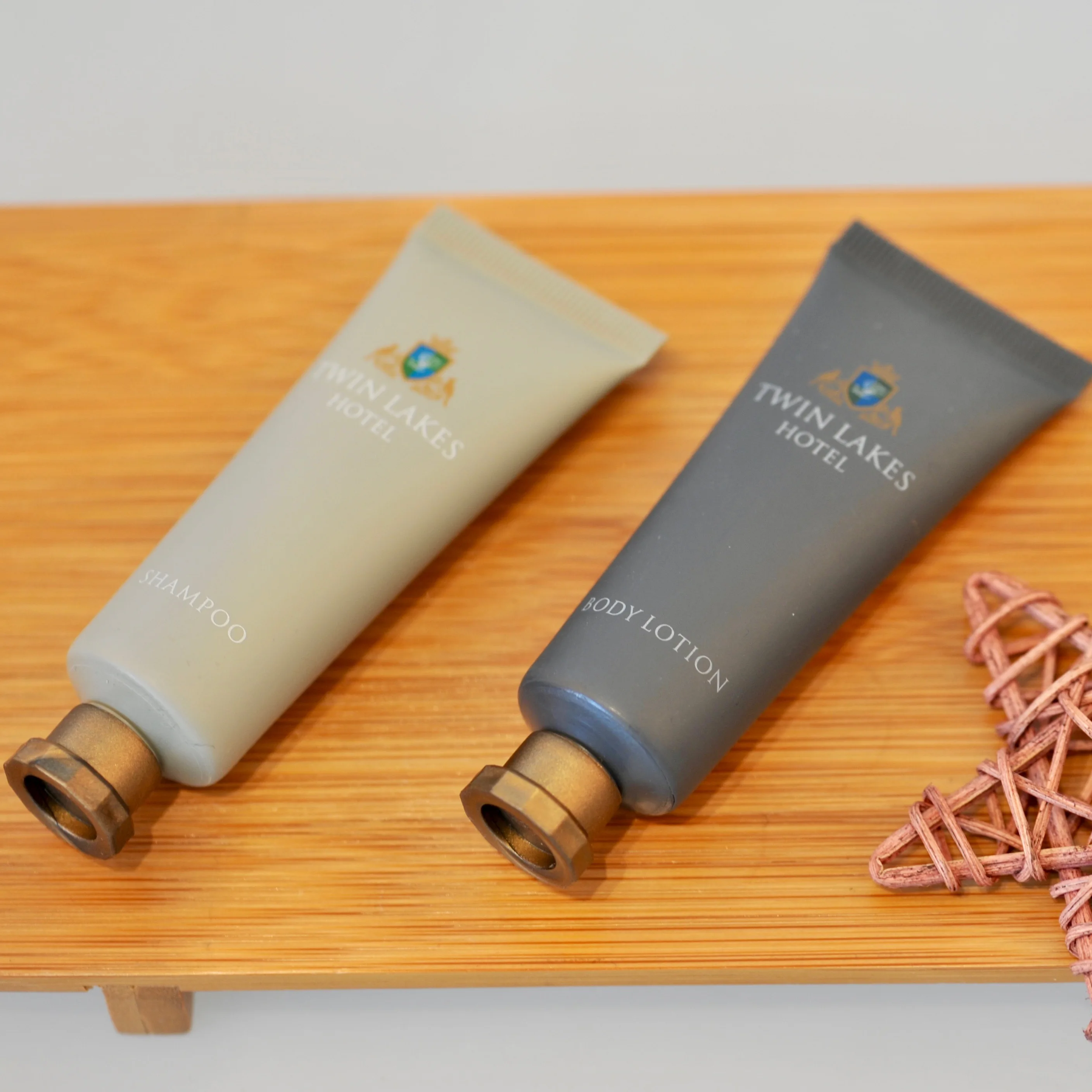 hot sale hotel supplies cosmetic tin packaging with shampoo and body creams