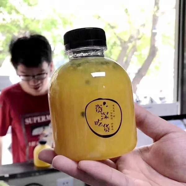Cute 400ml Plastic PET Juice Bottles Seal Brush Cap Soda Beverage Packaging Hot Stamping 330ml/500ml/700ml Options Available