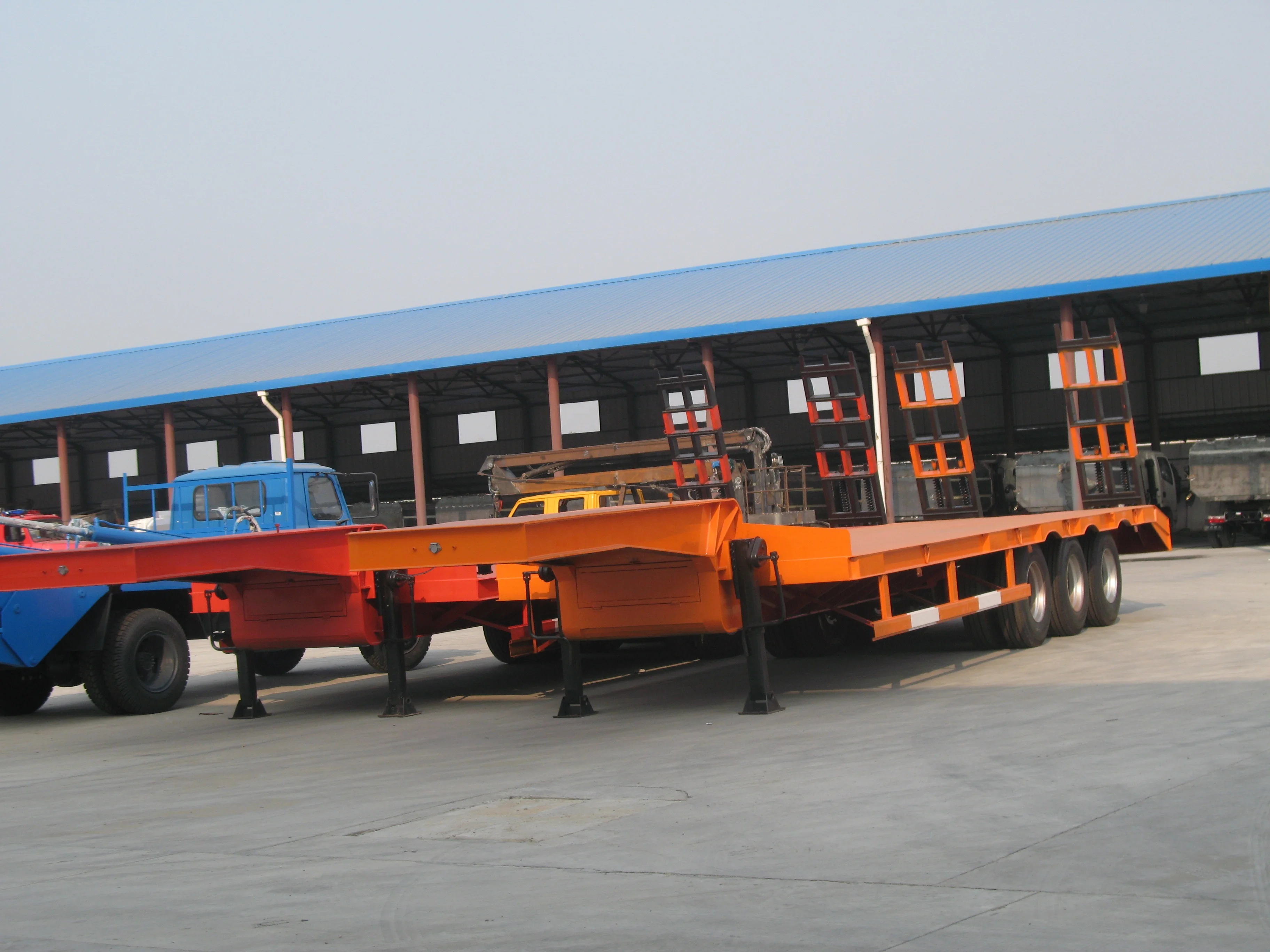 tri-axle 50tons 60t lowboy flatbed truck low bed semi trailer with hydraulic ramp