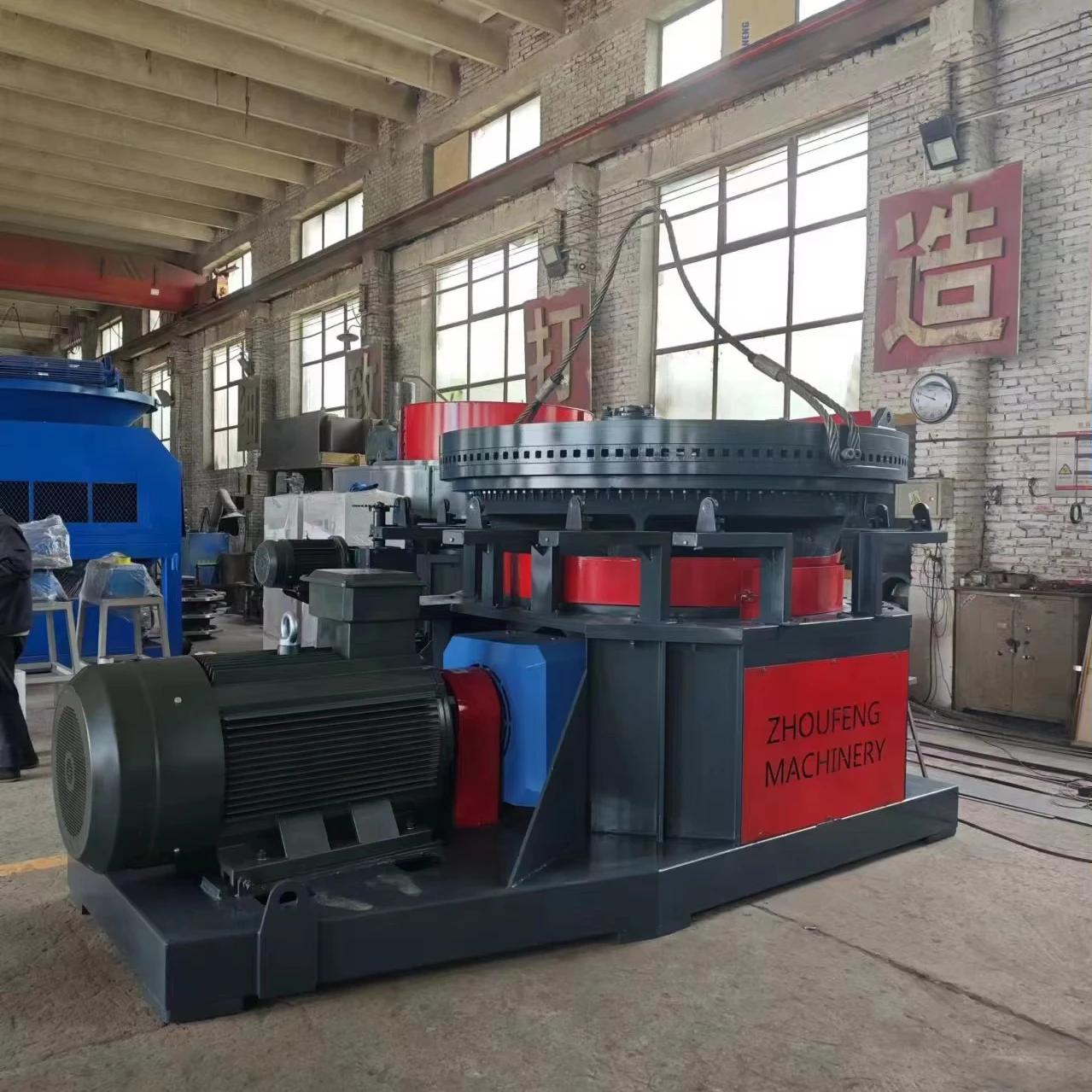 Машина для брикетирования опилок биомассы