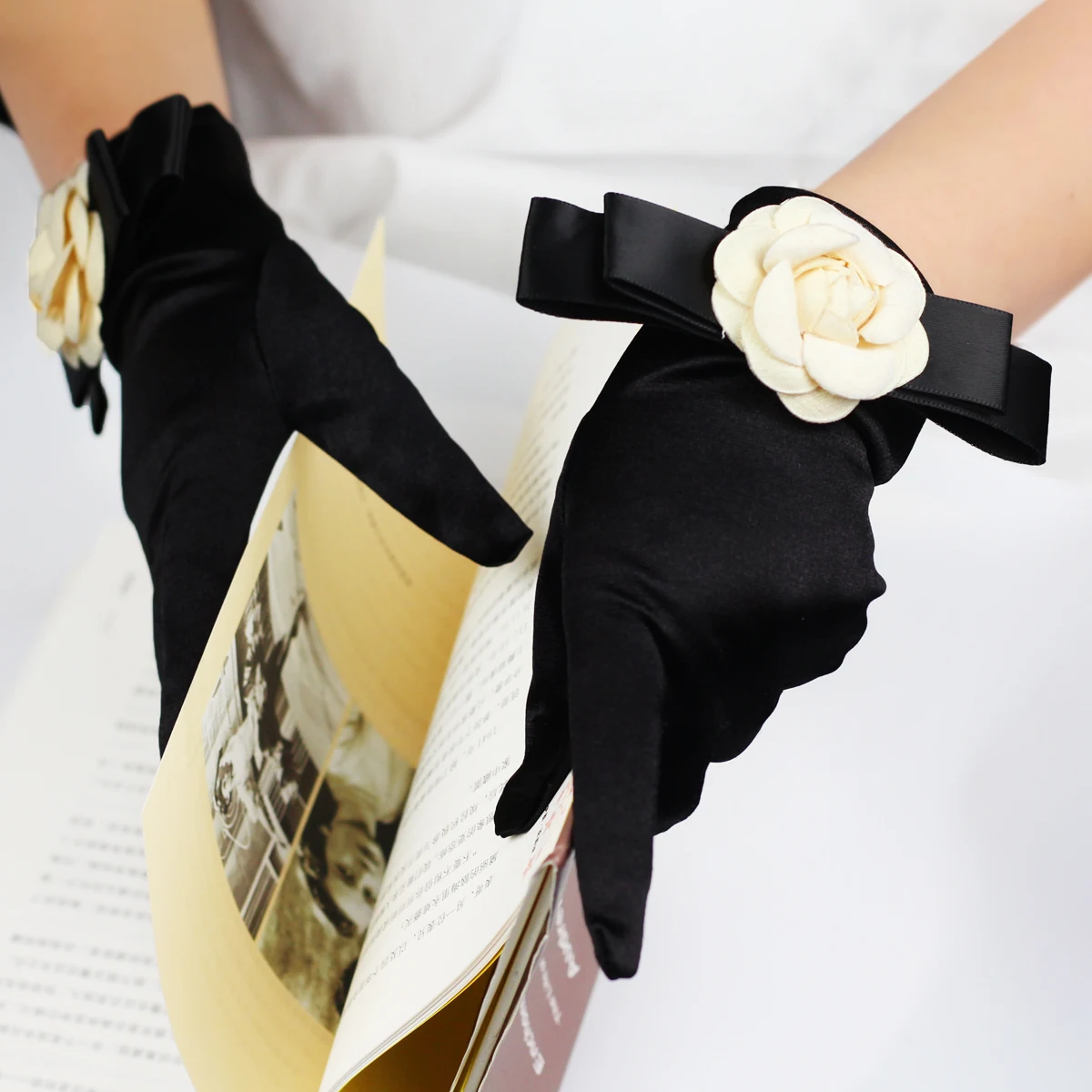 WG032 Delicate Wedding Bridal Black Gloves Satin Flower Ribbon Wrist Length Marriage Velvet Bride Finger Gloves