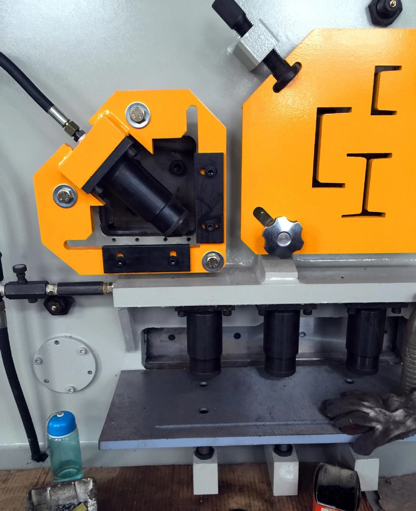 
Hydraulic power hole puncher and metal shearing ironworker 