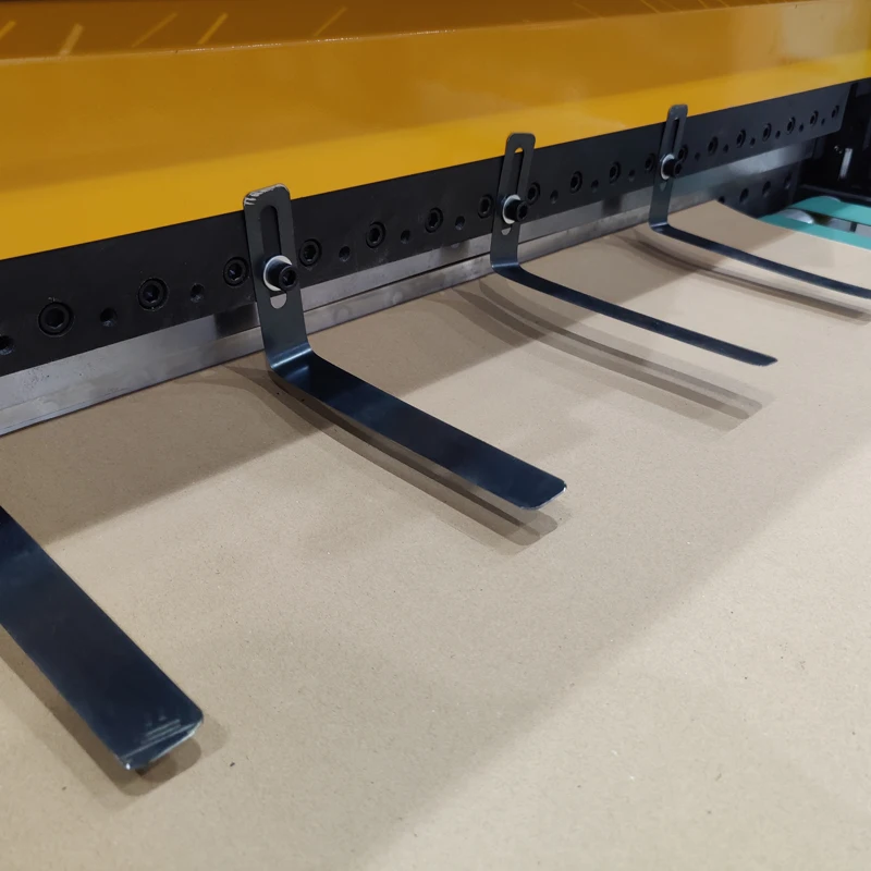 Автоматическая машина для обрезки бумаги в рулонах с вращающейся подставкой