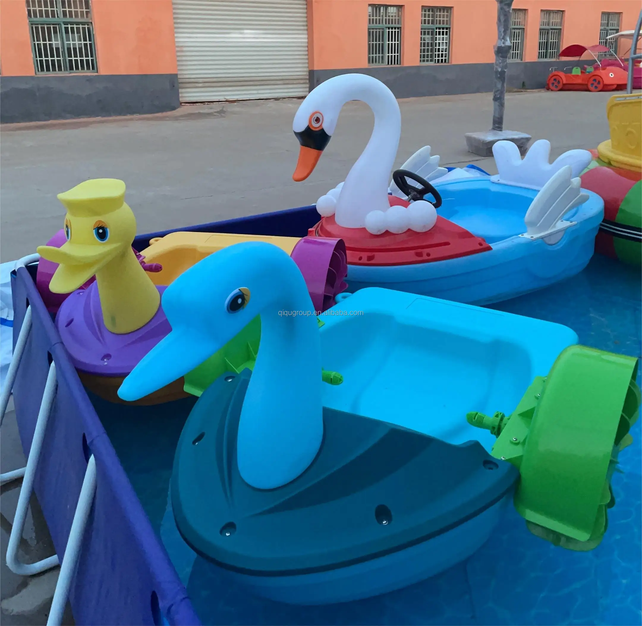 New design animal swan shape hand rowing water plastic kids hand paddle pedal boat for swimming pool