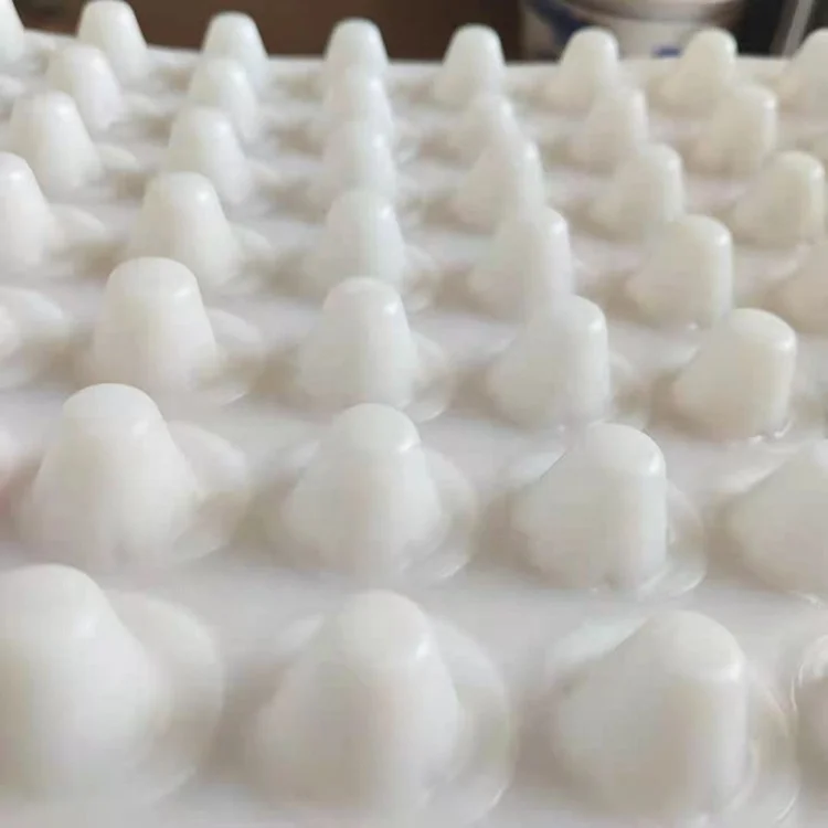 Композитный пластиковый дренажный коврик из полиэтилена высокой плотности с затемнением лист нетканым