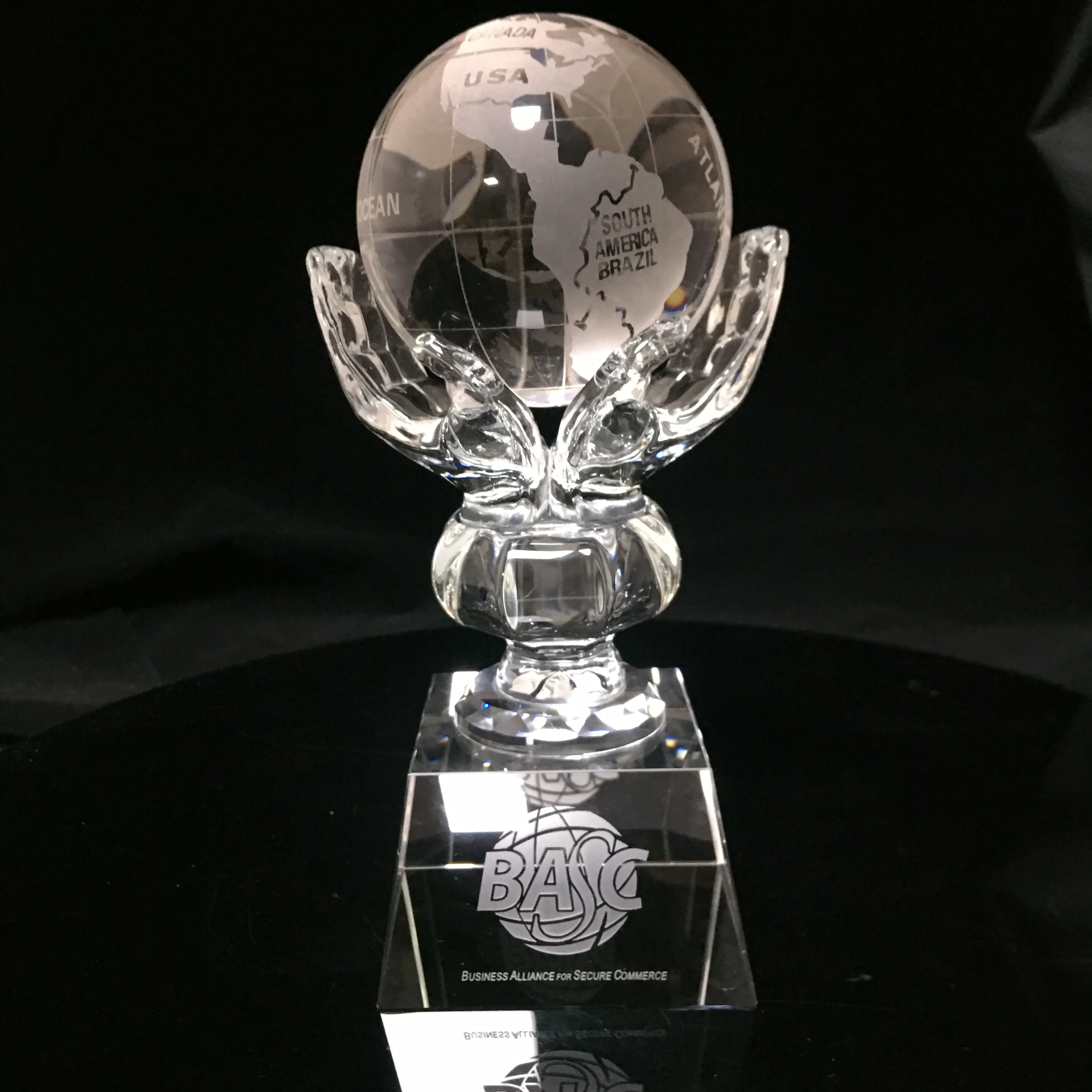 2023 hot  crystal  glass hands Trophy with earth on  ,Crystal Trophy for Awards