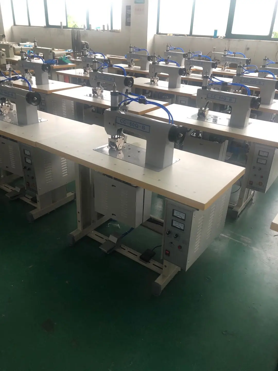 China double motor ultrasonic lace making machine for fabric flower making