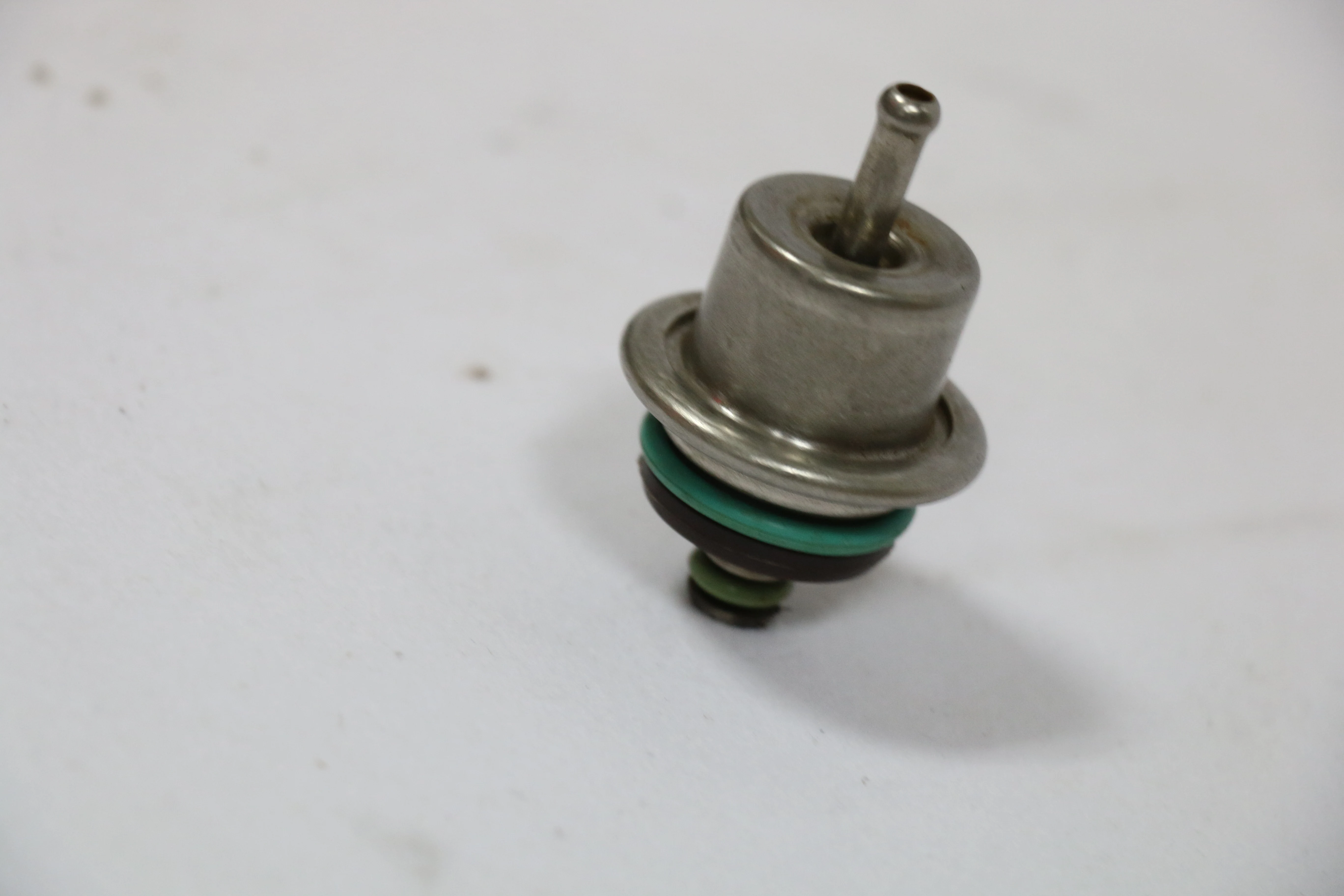 Fuel Pressure Regulator 0280160630 For Buick Cadillac Chevrolet 17122283 88890520 SF2E-9C968-AE