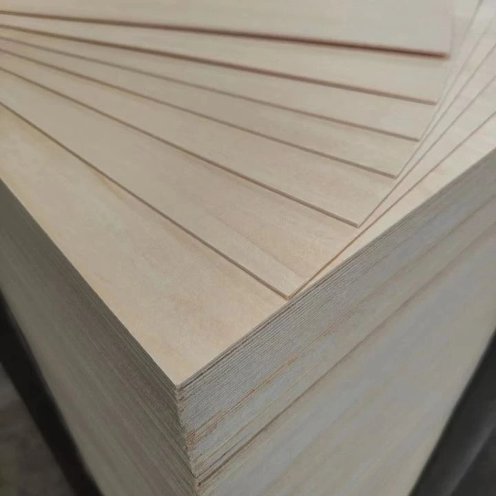 1220x2440 or 1250x2500  high quality popar core veneer laminated or melamine faced commercial plywood