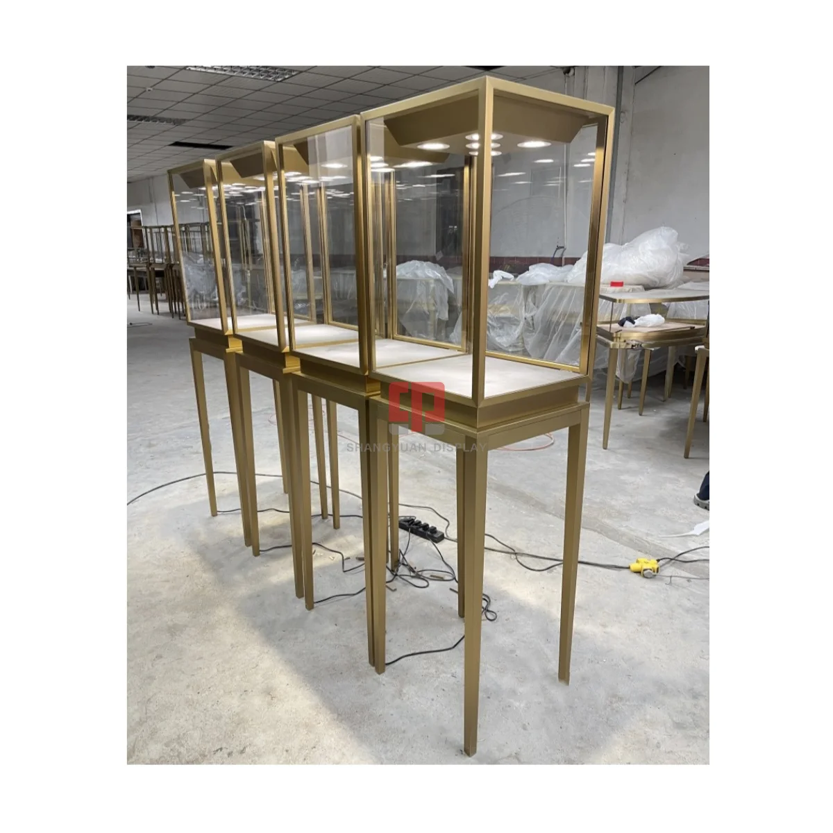 Роскошный металлический дисплей для ювелирных изделий из нержавеющей стали высокий шкаф с заводским заказом точечный