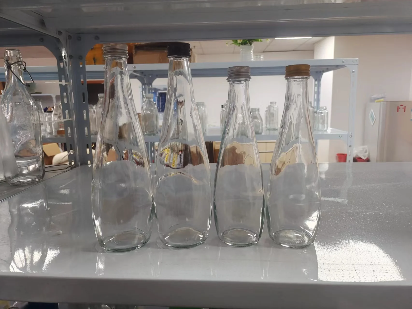 Spot wholesale transparent glass orange juice bottles, beverage juice bottles, straight round soda bottles 330ml manufacturers