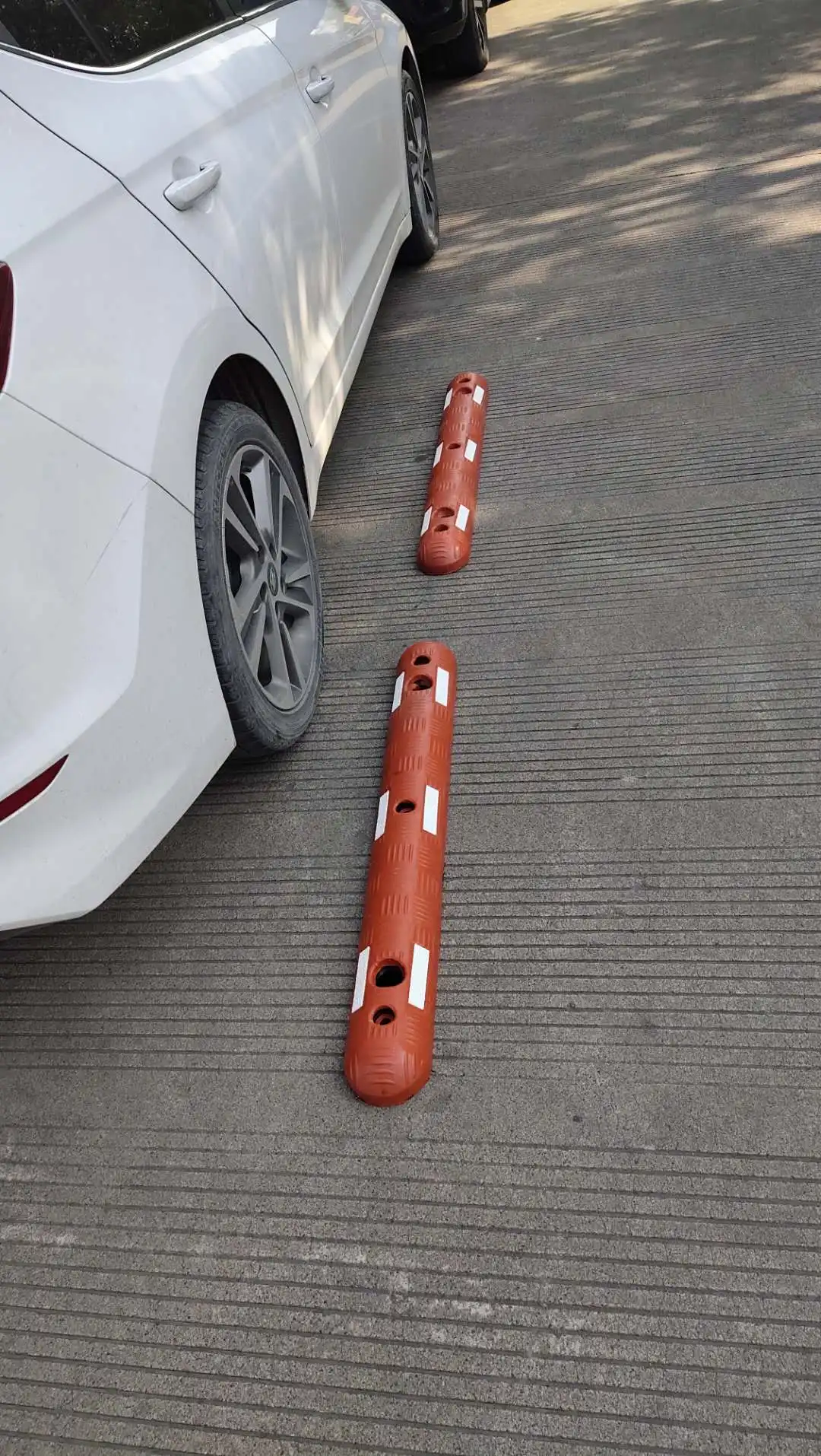 Red Durable Rubber Traffic  Lane separator Lane Divider Road Separator 100cm Long 10KGS With White Reflective Tape