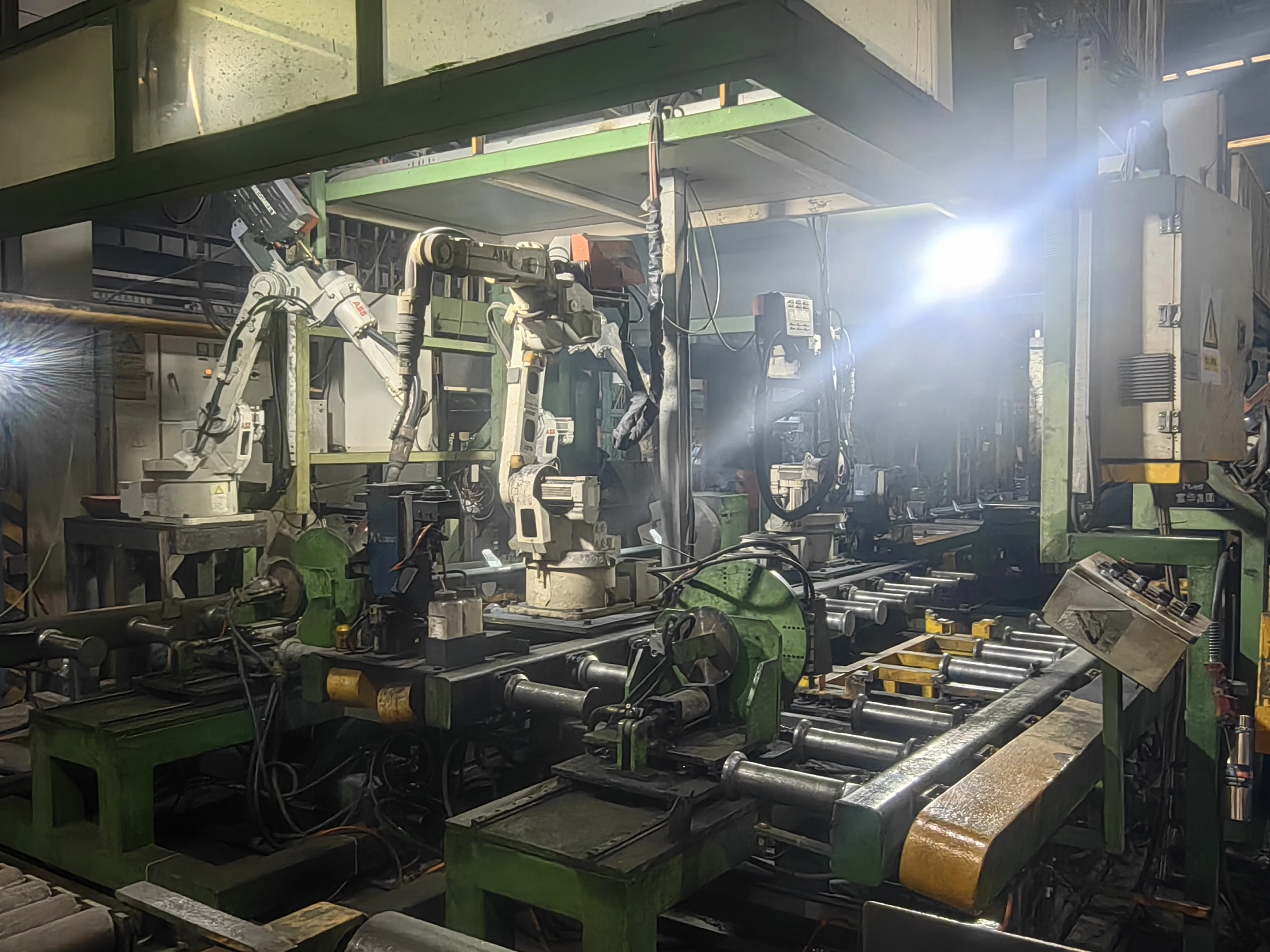 Robot Welding Workstation Rear Corner Column Parts Seam Welders Workbench Container production