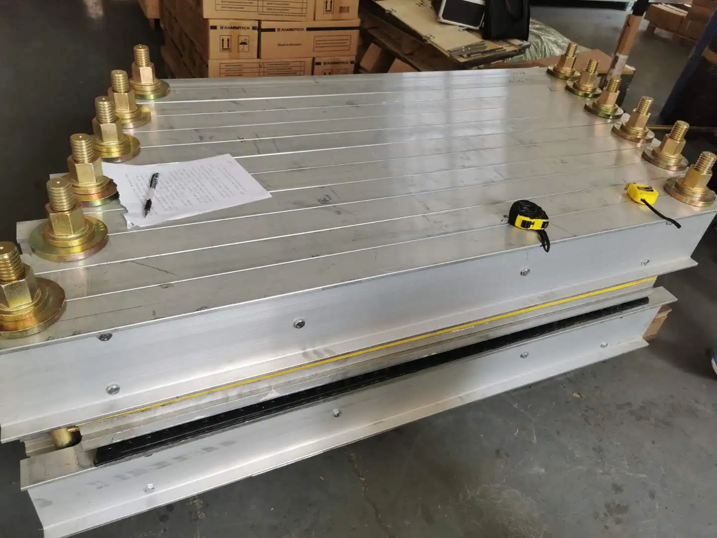 Conveyor belt vulcanizing equipment for rubber belt splicing