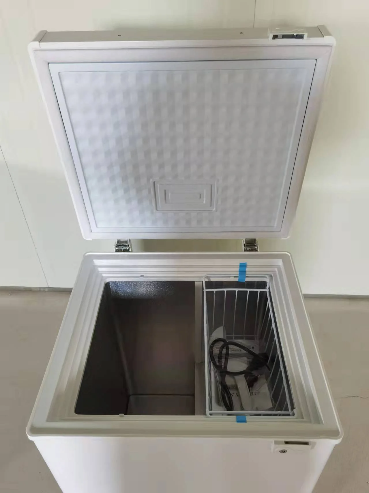 108 Liter  12V/24V DC camping home and commercial use solar refrigerator freezer