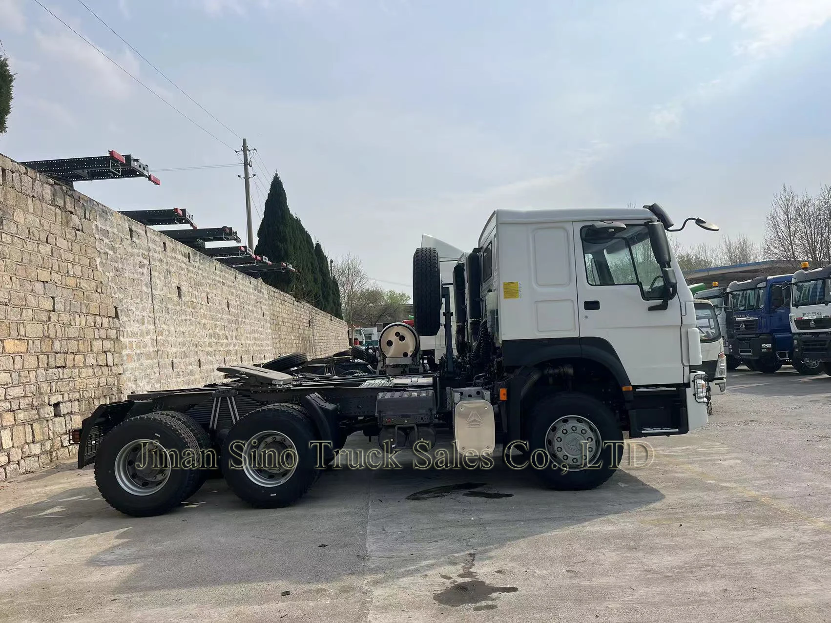 Sinotruk Howo heavy duty 6*4 10 wheel 400hp diesel prime mover trailer tractor head truck for sale Chad