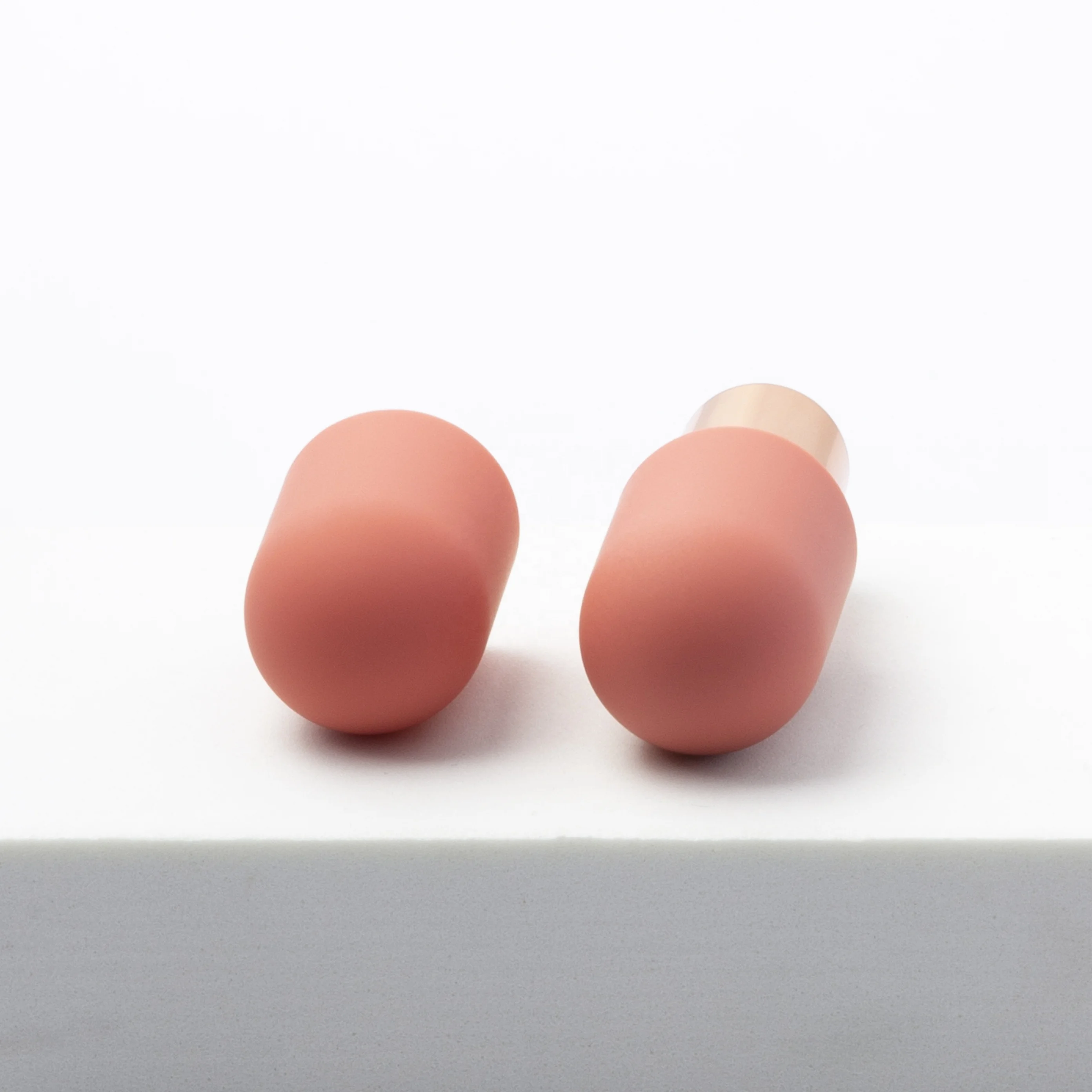 High Quality Wholesale Mini Cute Round pink Lip Balm Tubes Cosmetic Packaging Container Empty Lipstick Tubes