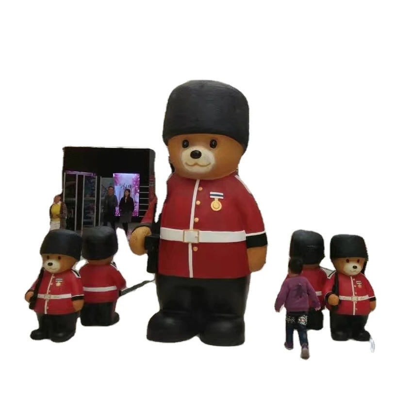 Заметные большие милые римские солдаты в виде медведя на