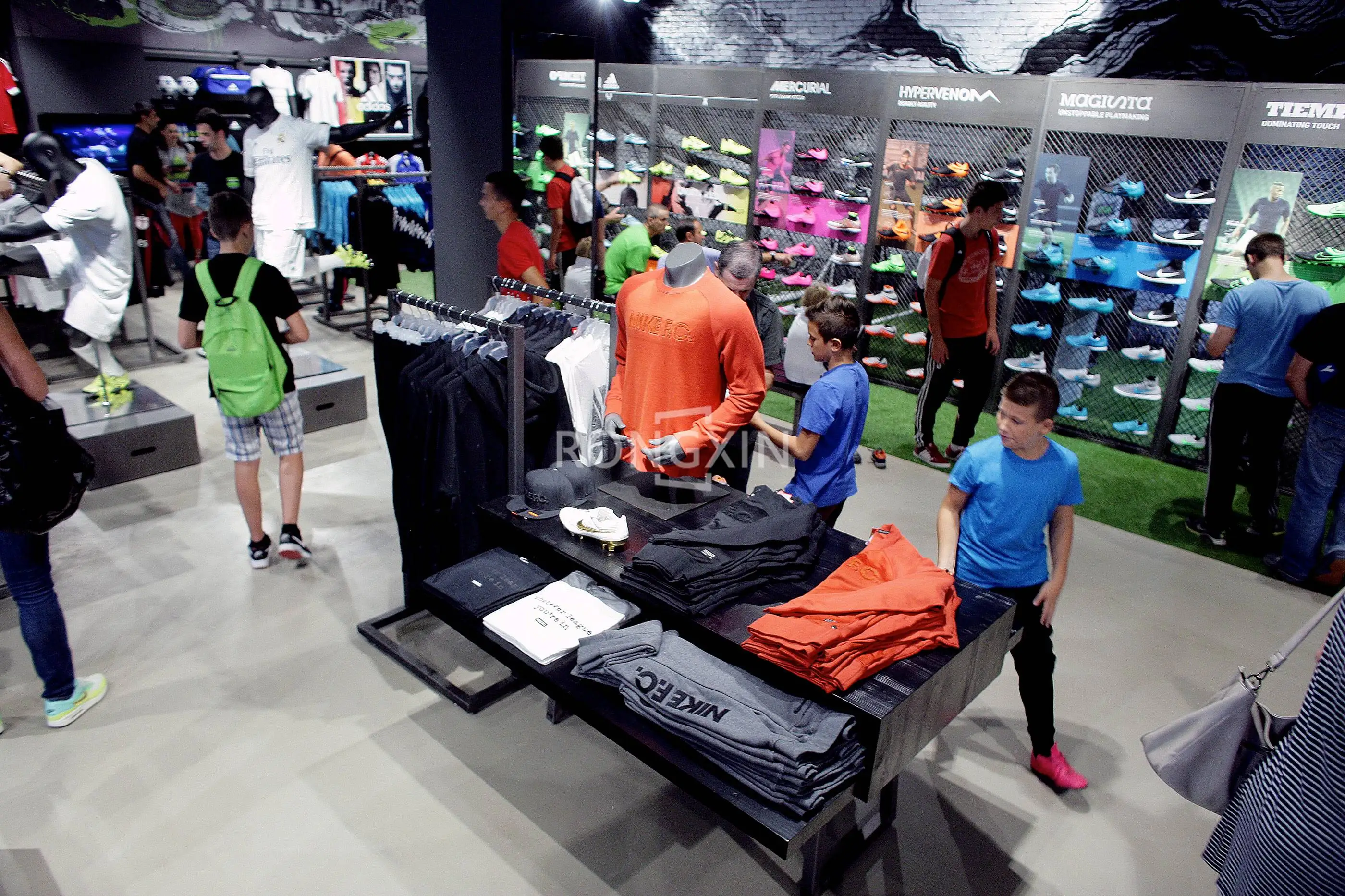 Modern Fashion Sport Garment Shop Interior Custom Design Metal Store Fixtures Display Shelf For Sports Clothing Store