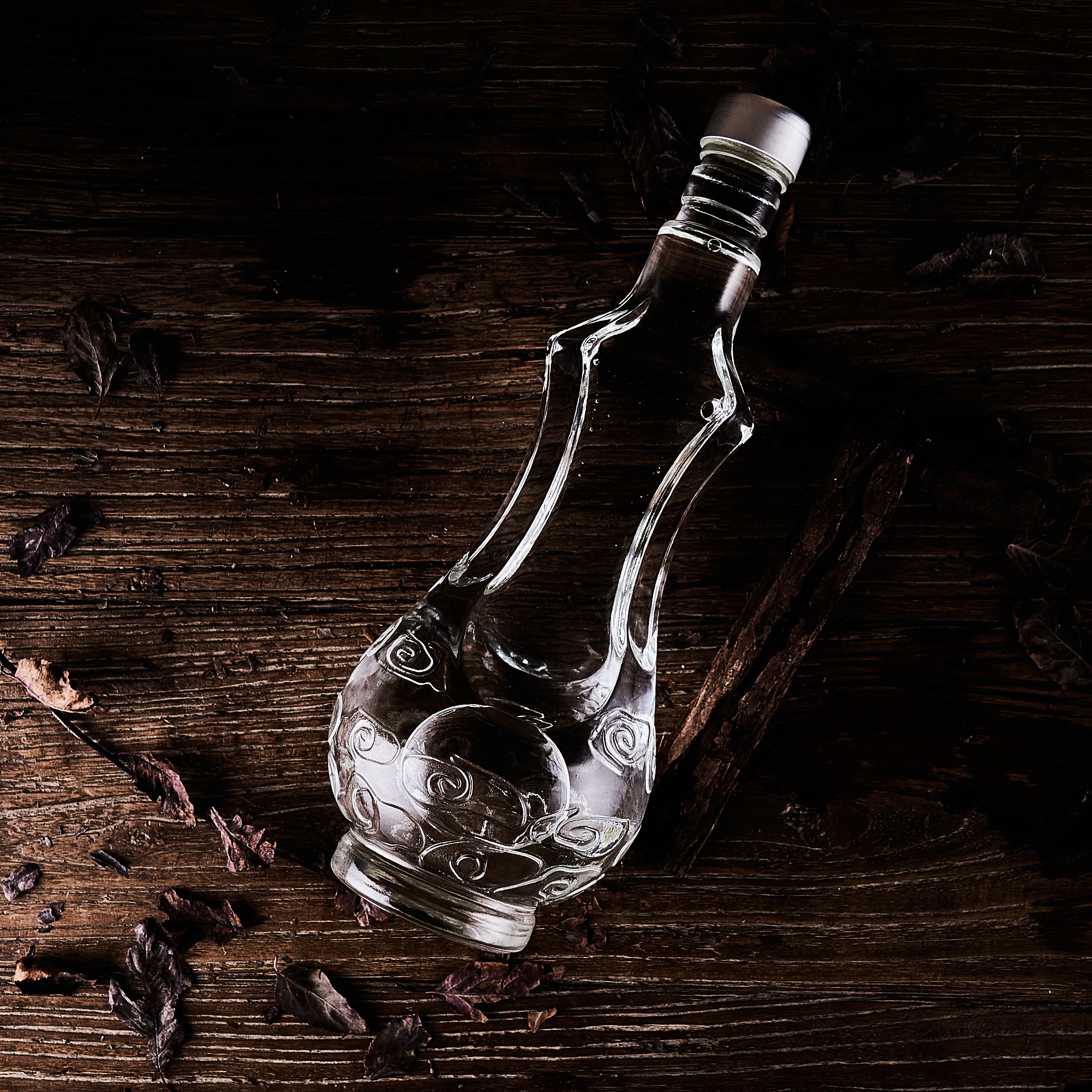 New 520ml unique personality transparent glass bottle custom whisky red and white wine glass bottle with bottle cap