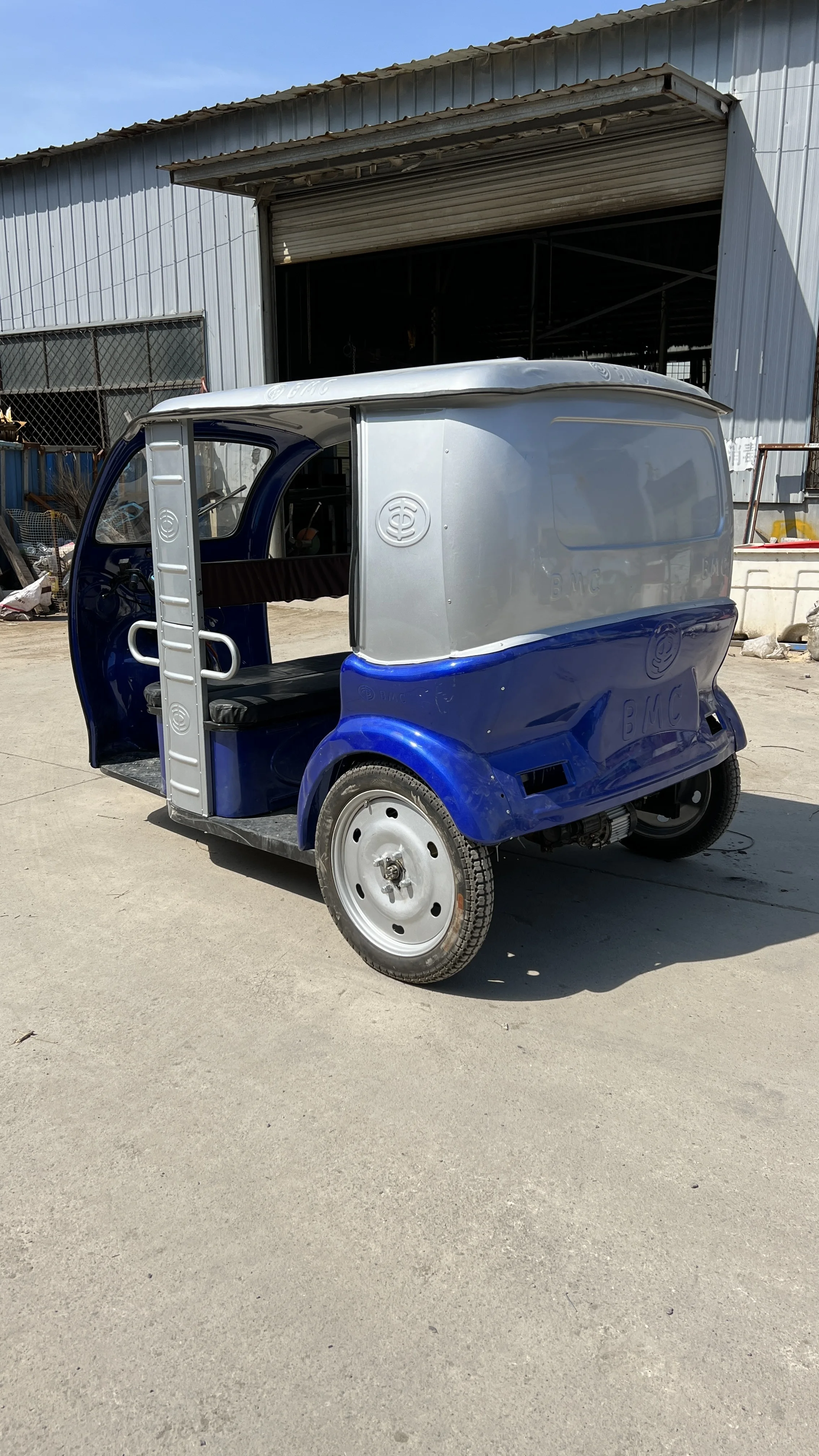 China Popular Electric Enclosed Tuk Tuk Tricycle 3 Wheels Big Space Passenger Sightseeing Rickshaw
