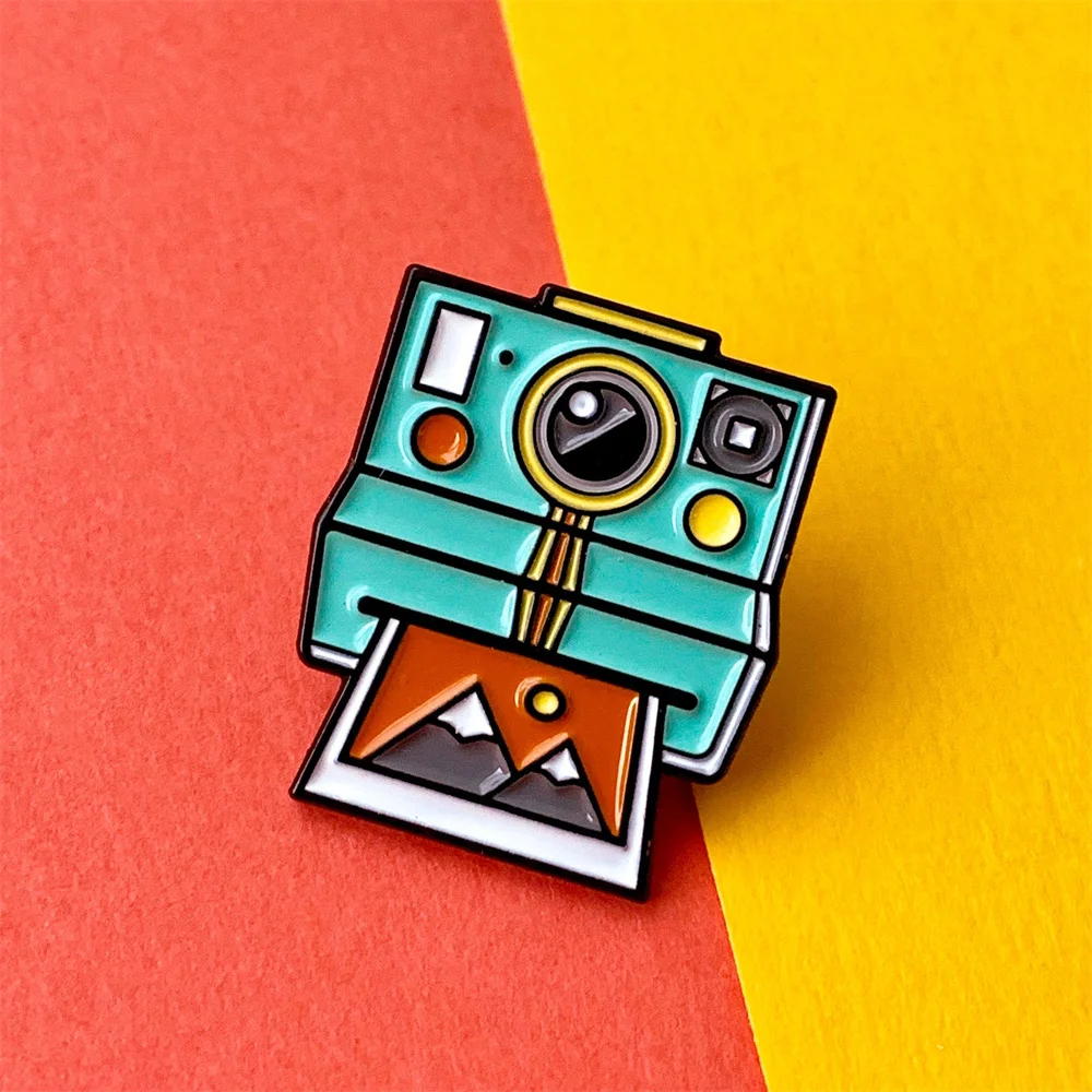 Great Gift Retro camera Enamel pin Pins for photographers Vloggers