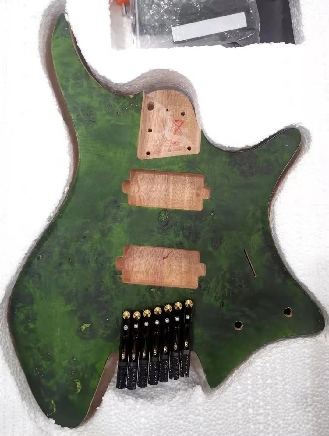 New Style whole sell headless electric guitar 7 string mahogany body burl top 5 pieces mahogany  neck factory outlet
