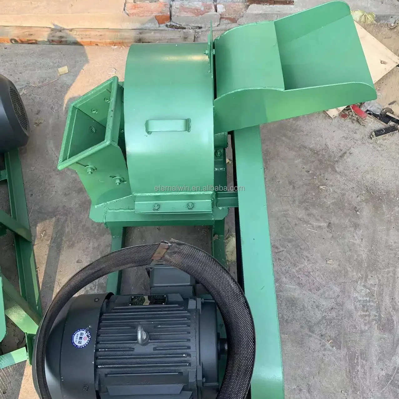 Coconut shell grinding agricultural diesel wood sawdust crushing machine waste wood crusher machine price for biochar pellet