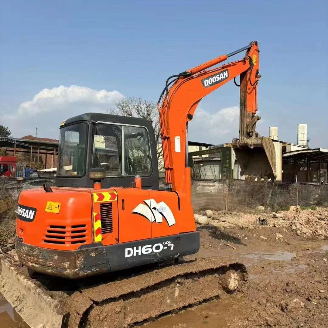 Первоклассный гидравлический экскаватор Doosan DH60 Gold б/у