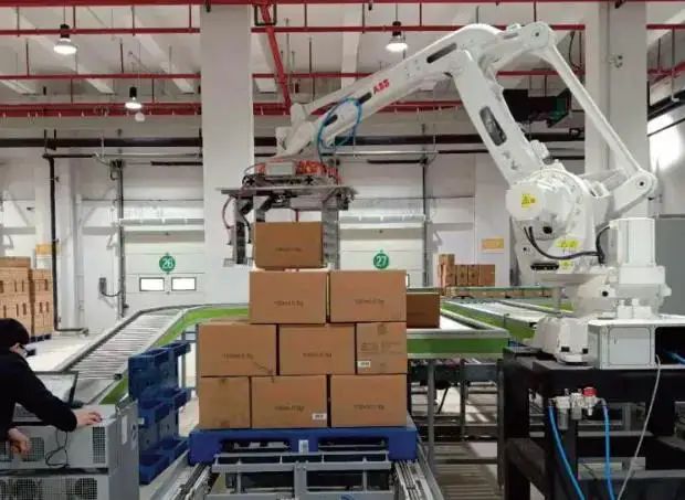Automatic Column type in produce line for food beverage water rice Palletizing Robot /Stacking Robot and Robot Palletizer