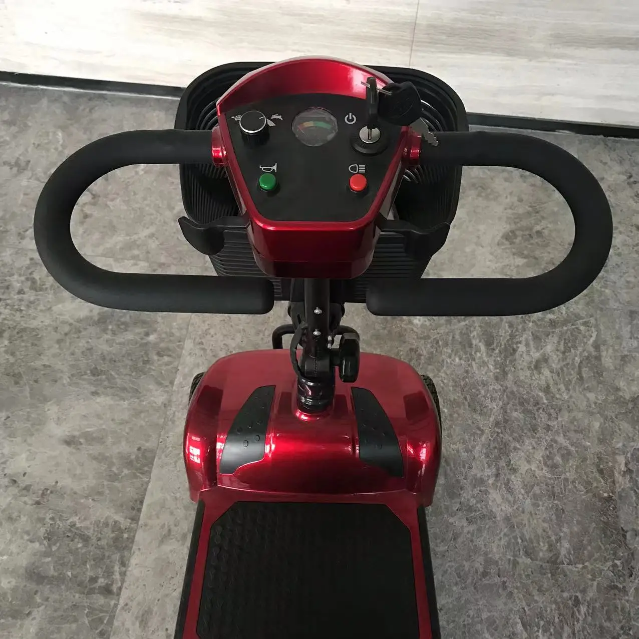 Foldable portable electric mobility scooter for the elderly is convenient for travel and placement