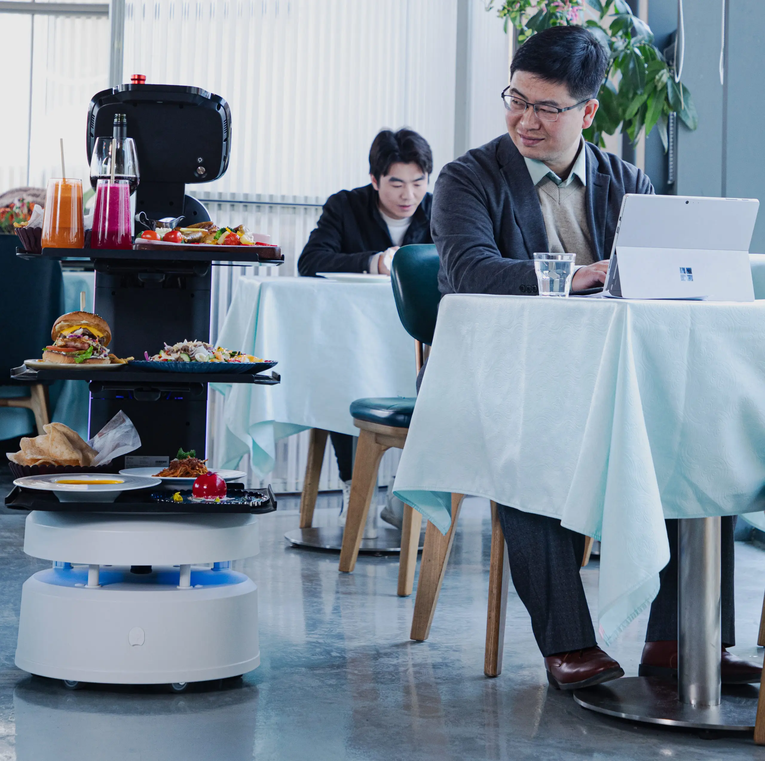 Segway food delivery robot delivery robot intelligence/hotel delivery robot/ delivery robot on table