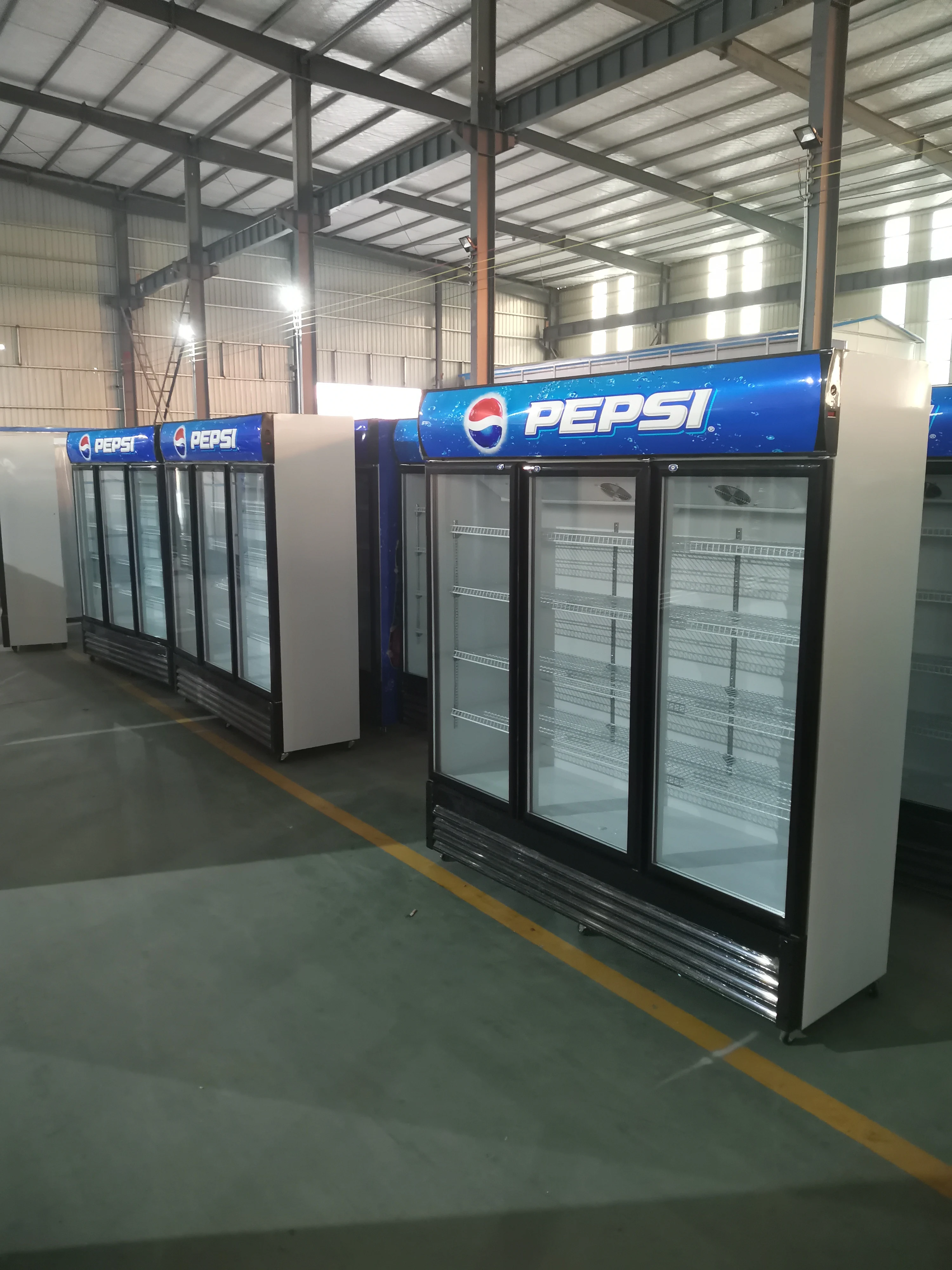 Вертикальный коммерческий морозильник Pepsi с двойной стеклянной дверью 660L