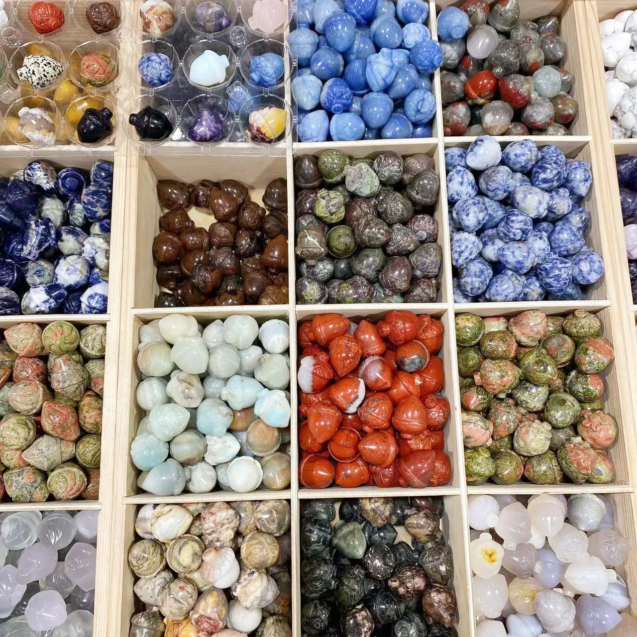 Natural Stone Mini Crystal Crafts Hand Carved Crystal Pine Cone Small Topaz Nut Statue for Decorate