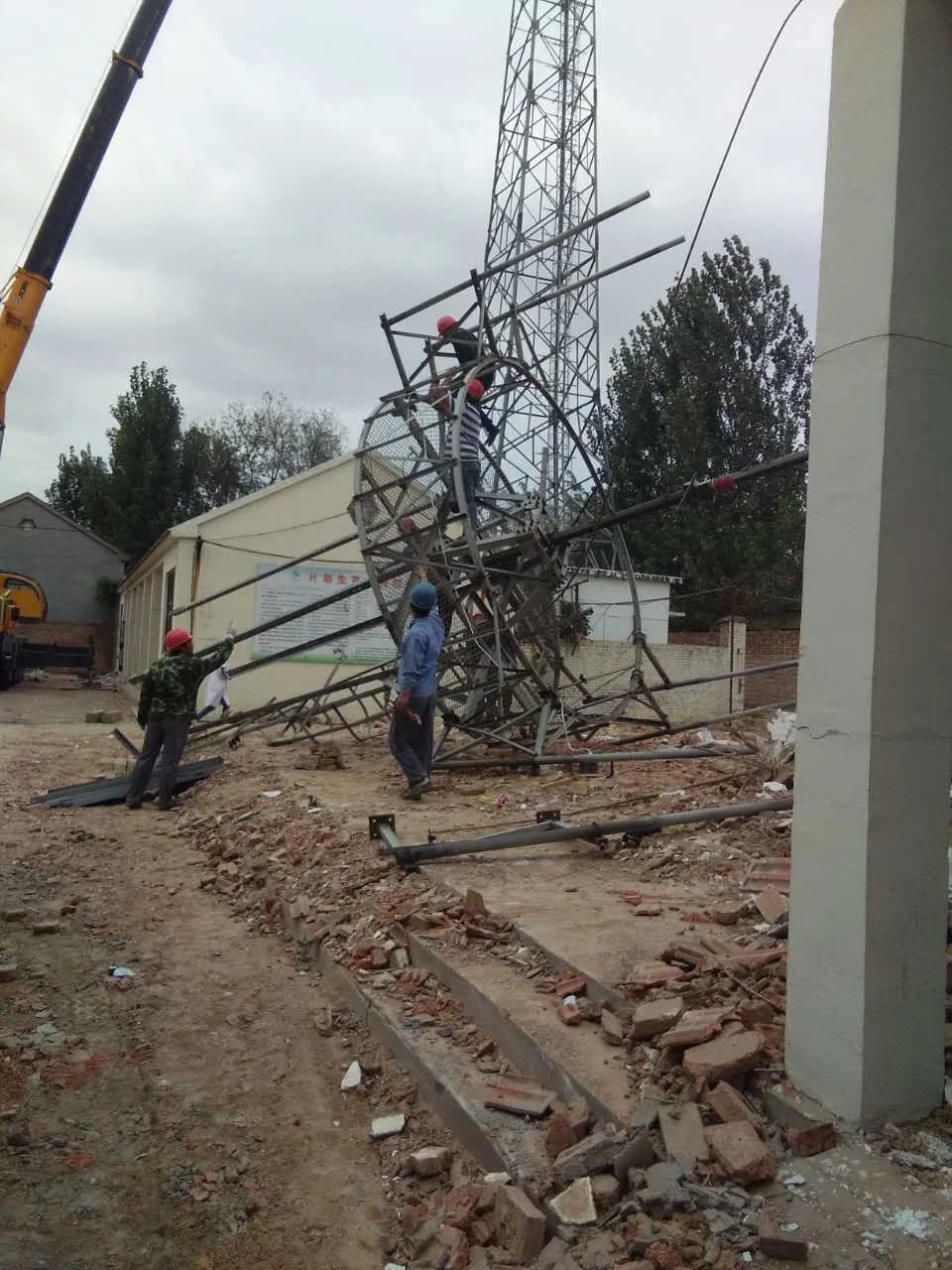 ASTM/BS designed 4 legs/feet angle steel truss 40/50m 5G telecommunication, telecom tower with 3 platforms