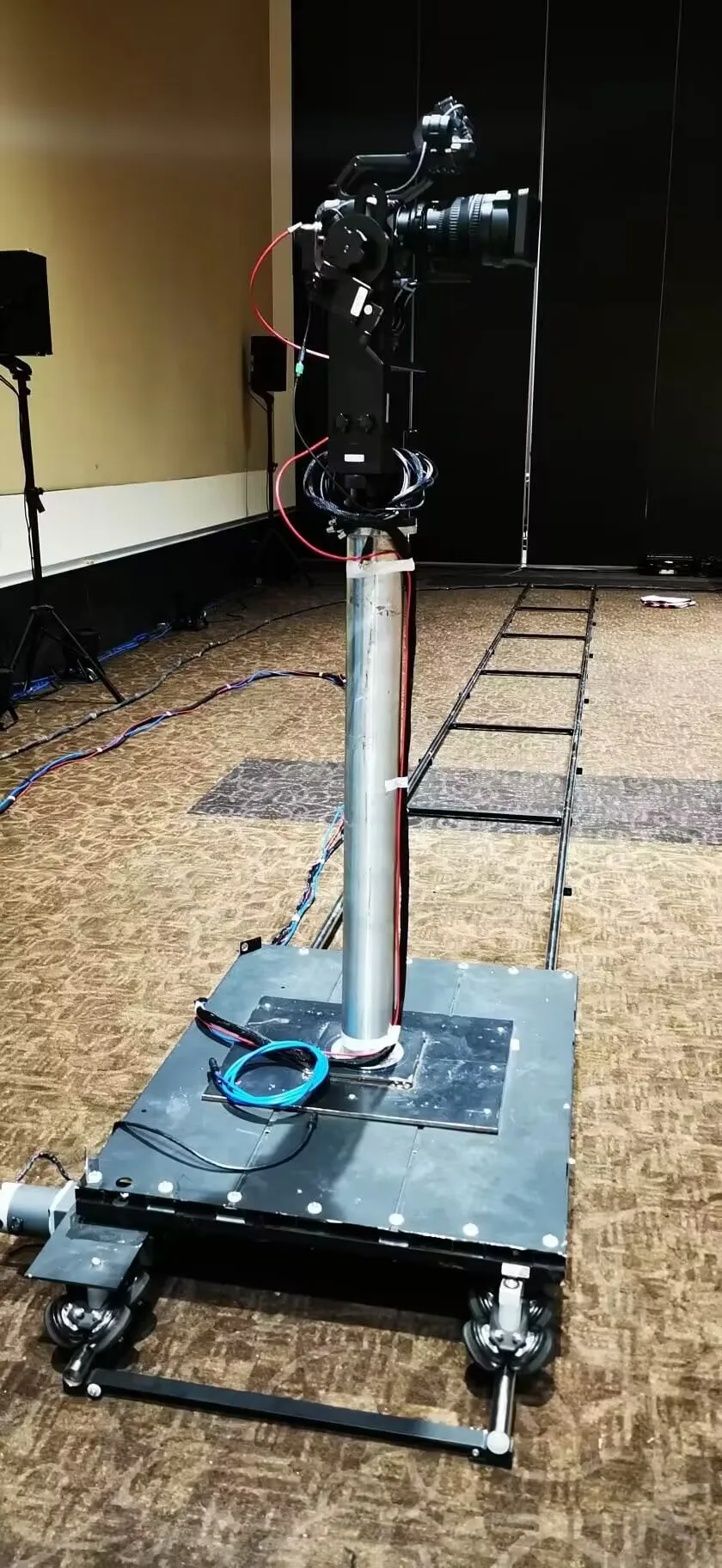 Professional Live Video Broadcasting Equipment ST-2000 Motorized Camera Dolly For Shooting
