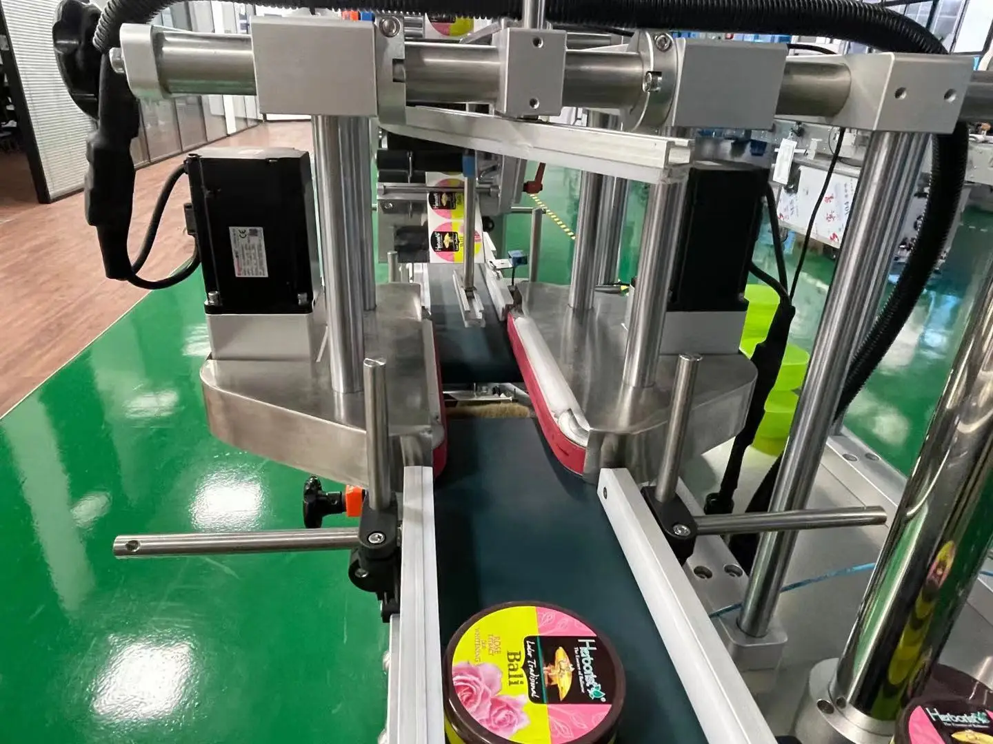 Высококачественная автоматическая машина для нанесения этикеток сверху и снизу и двухсторонняя наклейка этикеток