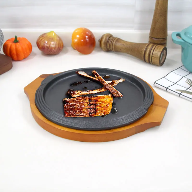 Preseasoned diameter 19.5cm round cast iron sizzling pan functional frying skillet pan sizzler cooking plate with wookden base