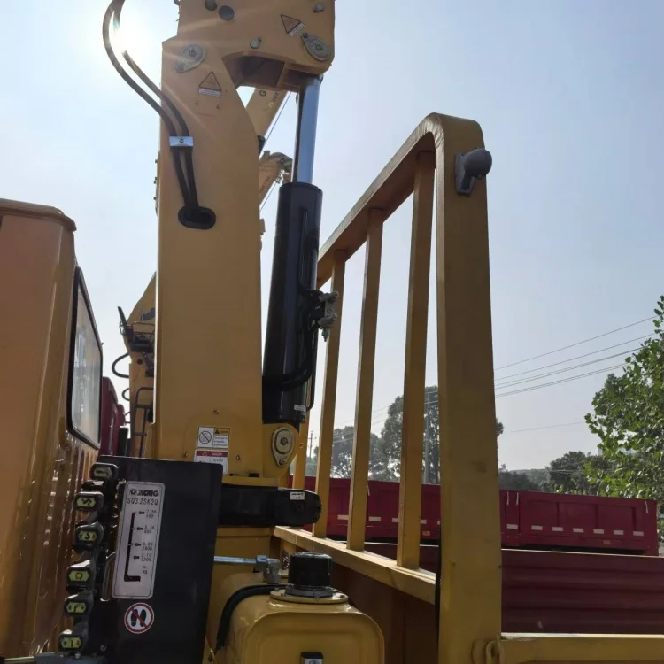 Small JMC truck crane 3.2 tons boom arm double row cab 5 seats for cargo handling and transportation