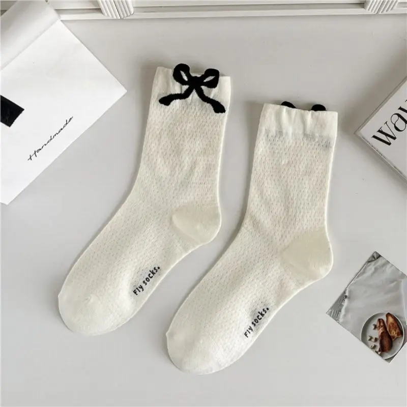 Wholesale hot selling style bow socks mid-tube socks thin wicking black and white socks
