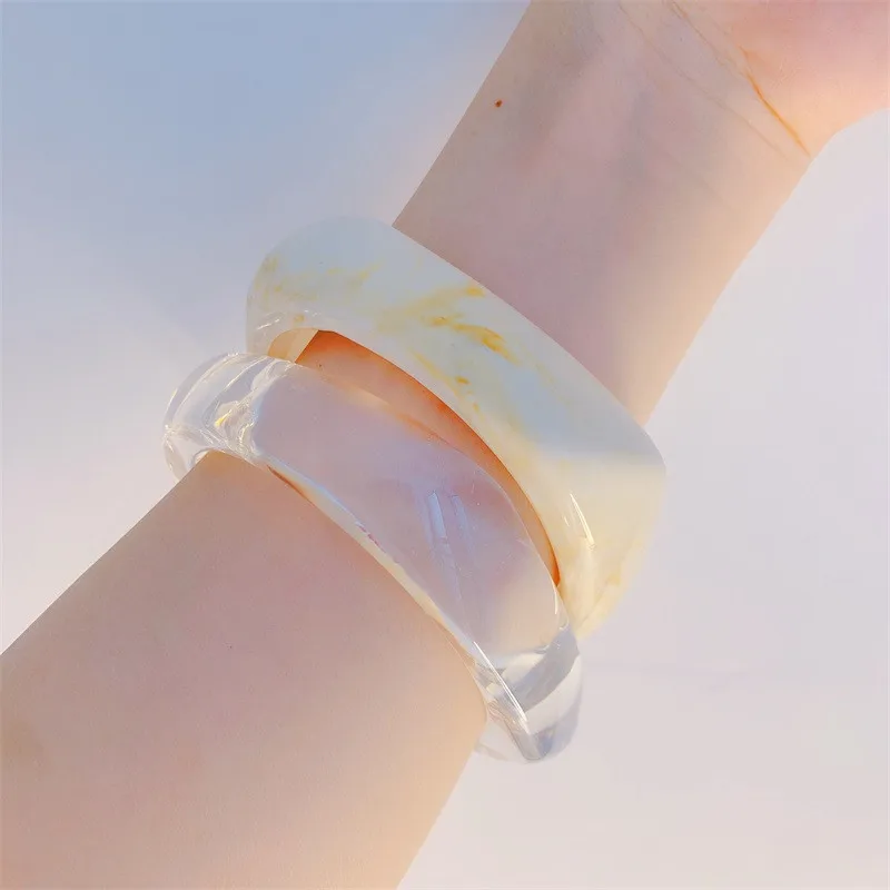 2021 New Hyperbole Creamy-white Amber Resin Irregular Round Clear Bangle Acrylic Bracelet for Women Jewelry Accessories