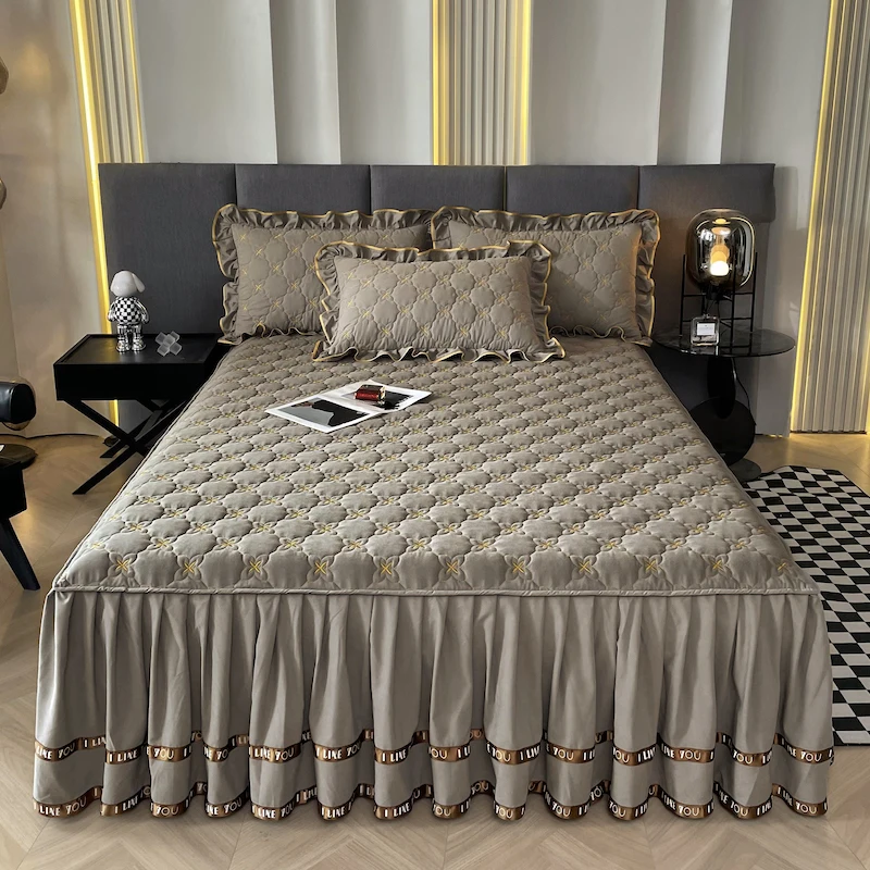 Quality Assurance Factory Supply Bedding Set Polyester Cover Skirt Lace Bedspread 3 Pcs Quilted Thickened Bed Skirt For Winter