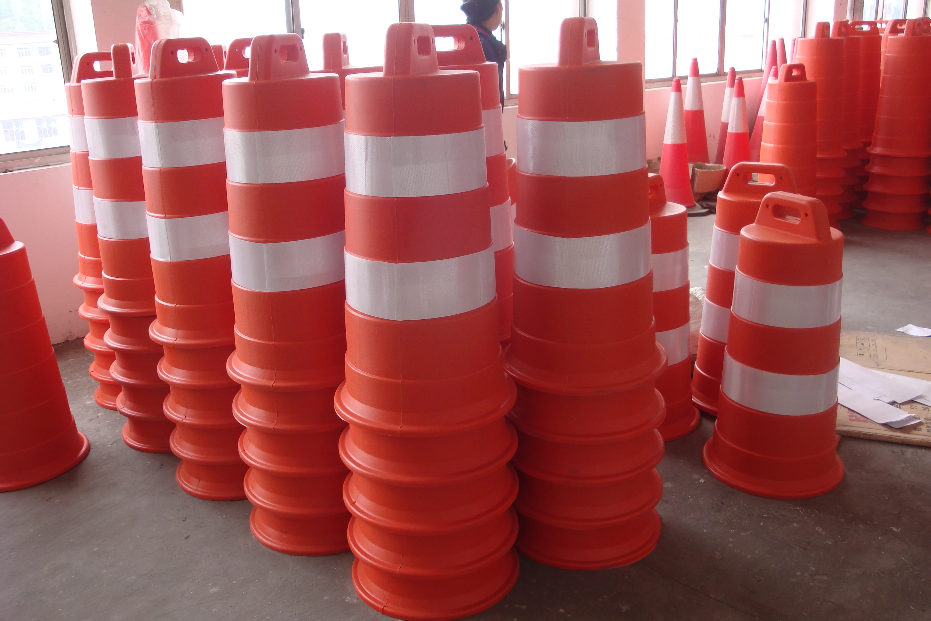 Dingwang Wholesale Portable Plastic Traffic Safety Drum Stripes Construction Road Barrel Crash Bucket Rubber Traffic Barriers