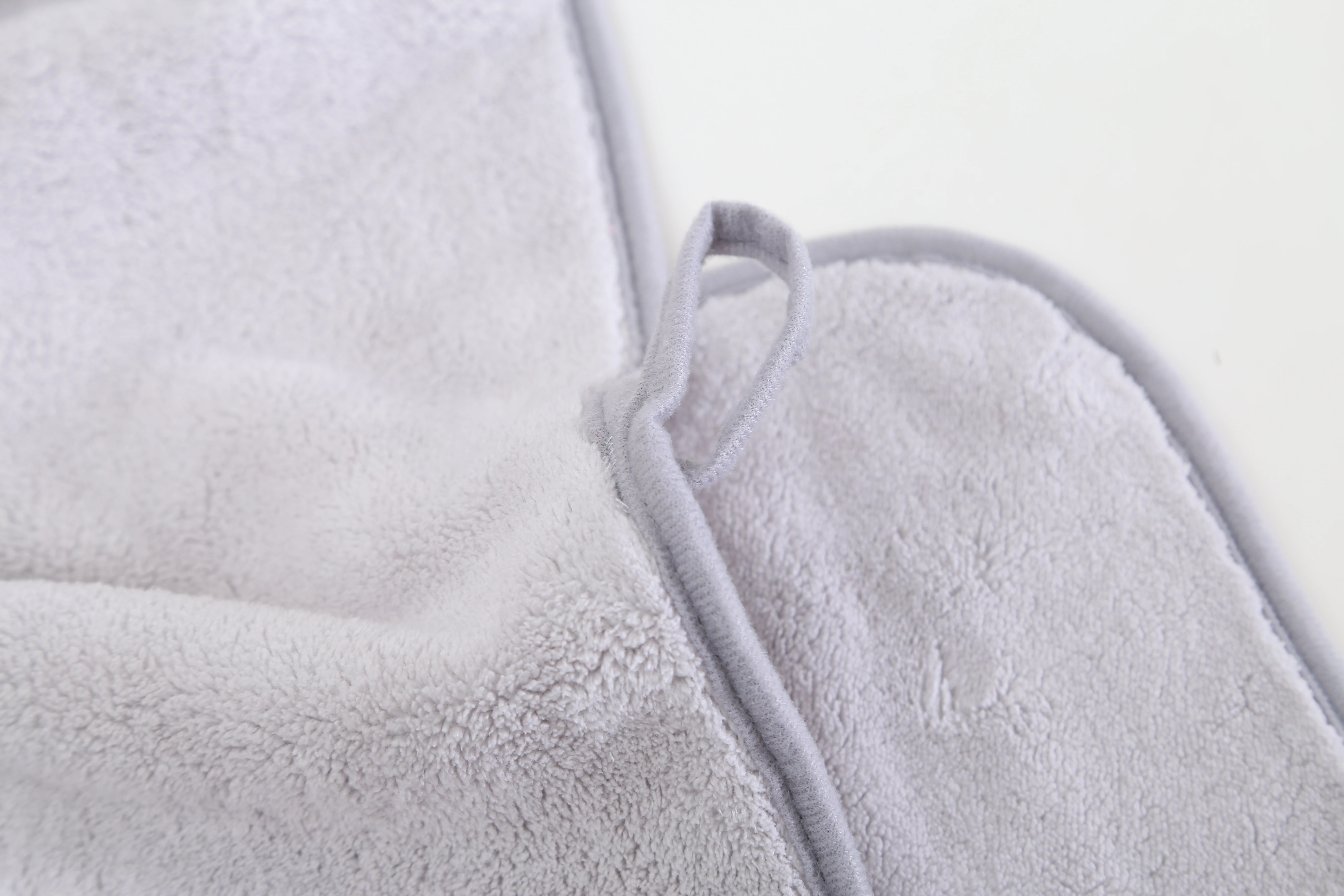 Chinese high quality 70*140cm 550gsm home towel set custom logo beach towel absorbent coral fleece microfiber bath towel