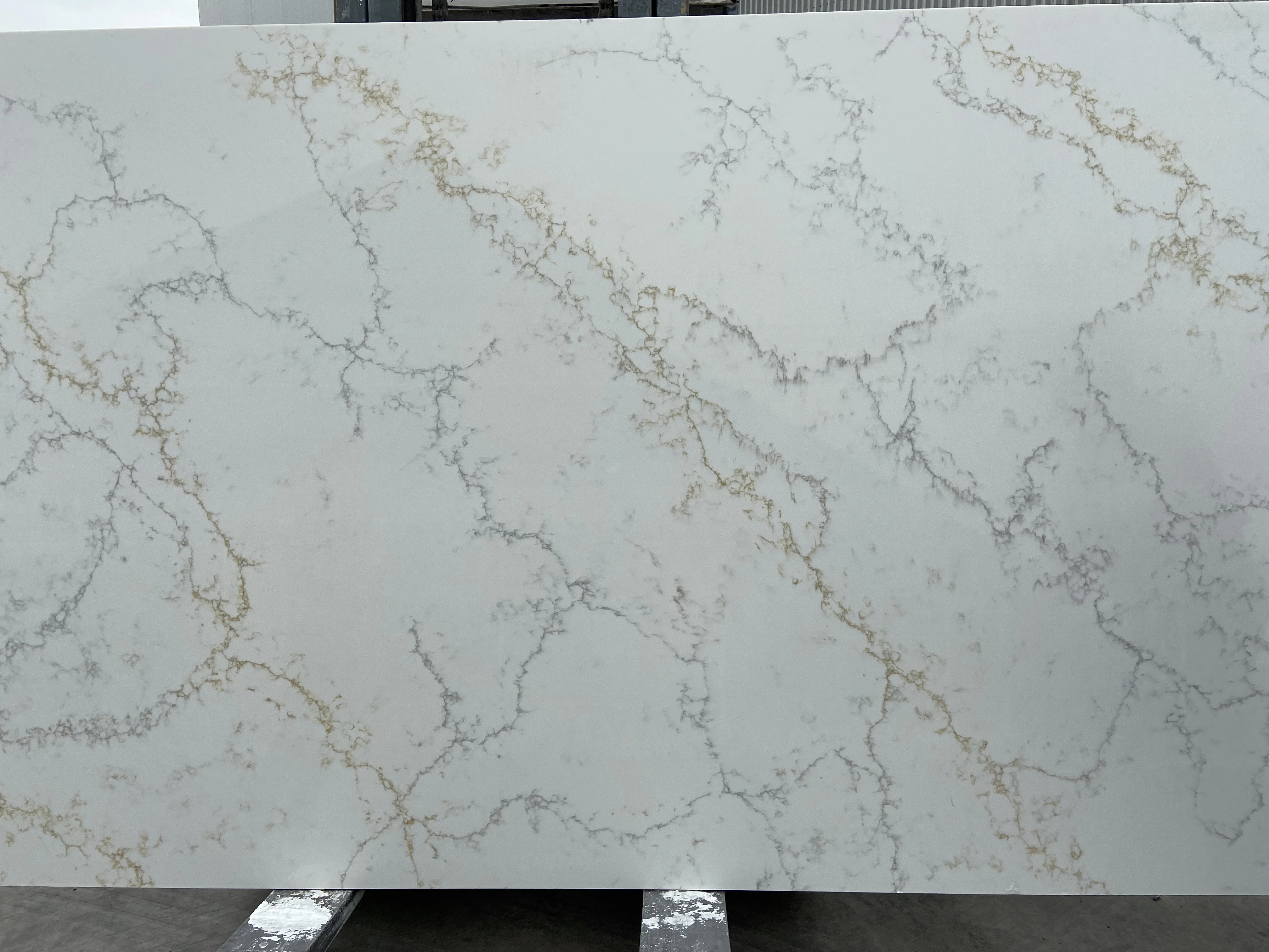 HIC Quartz Super Jumbo Size New Product 3500*2000mm Golden Vein Surface Quartz Slabs High Quality Whole Sale Artificial Stone
