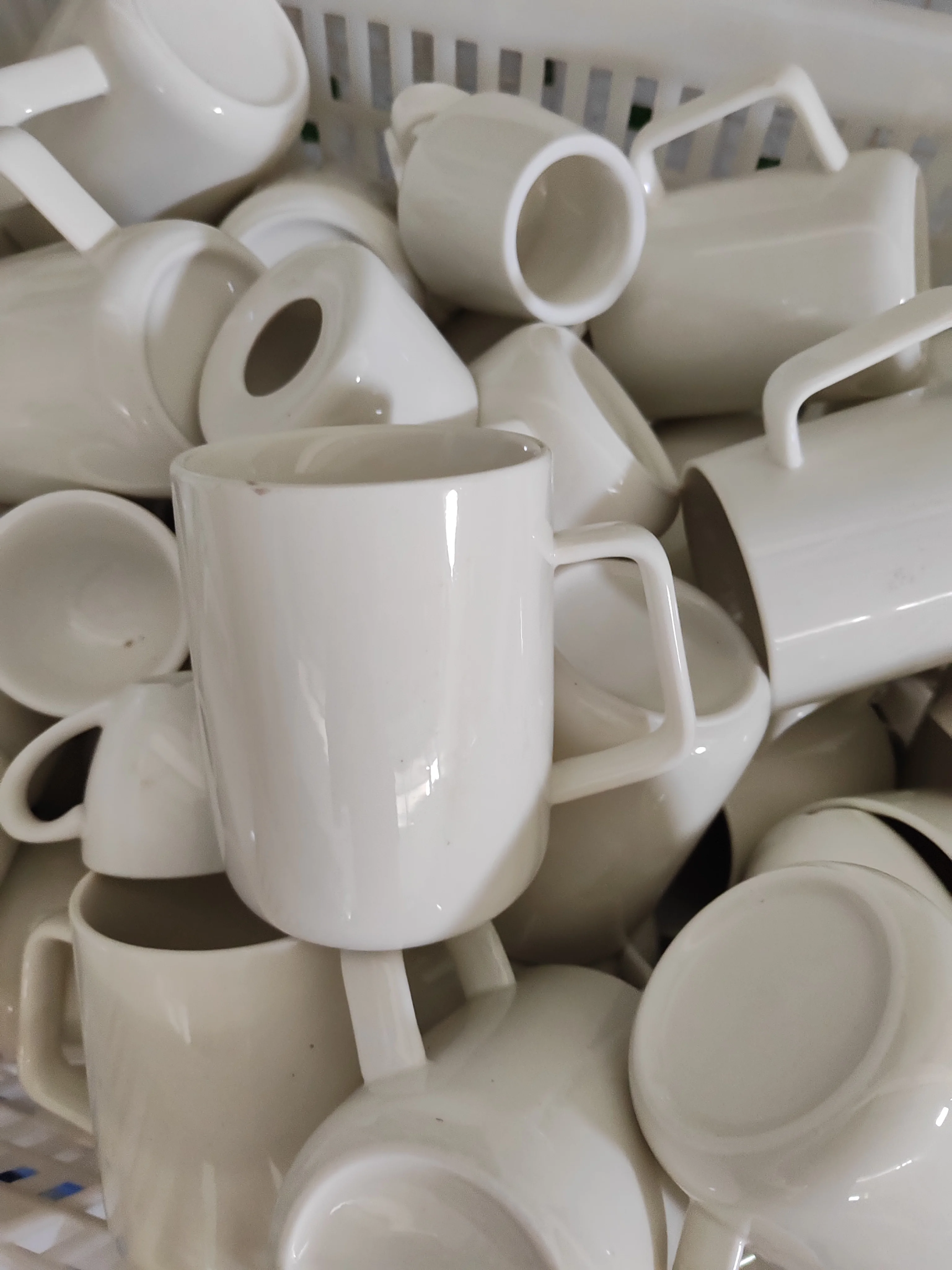 2024 Cheaper White ceramic mugs stock mixed size tea cups set tableware sale by weight ton Chaozhou stock factory
