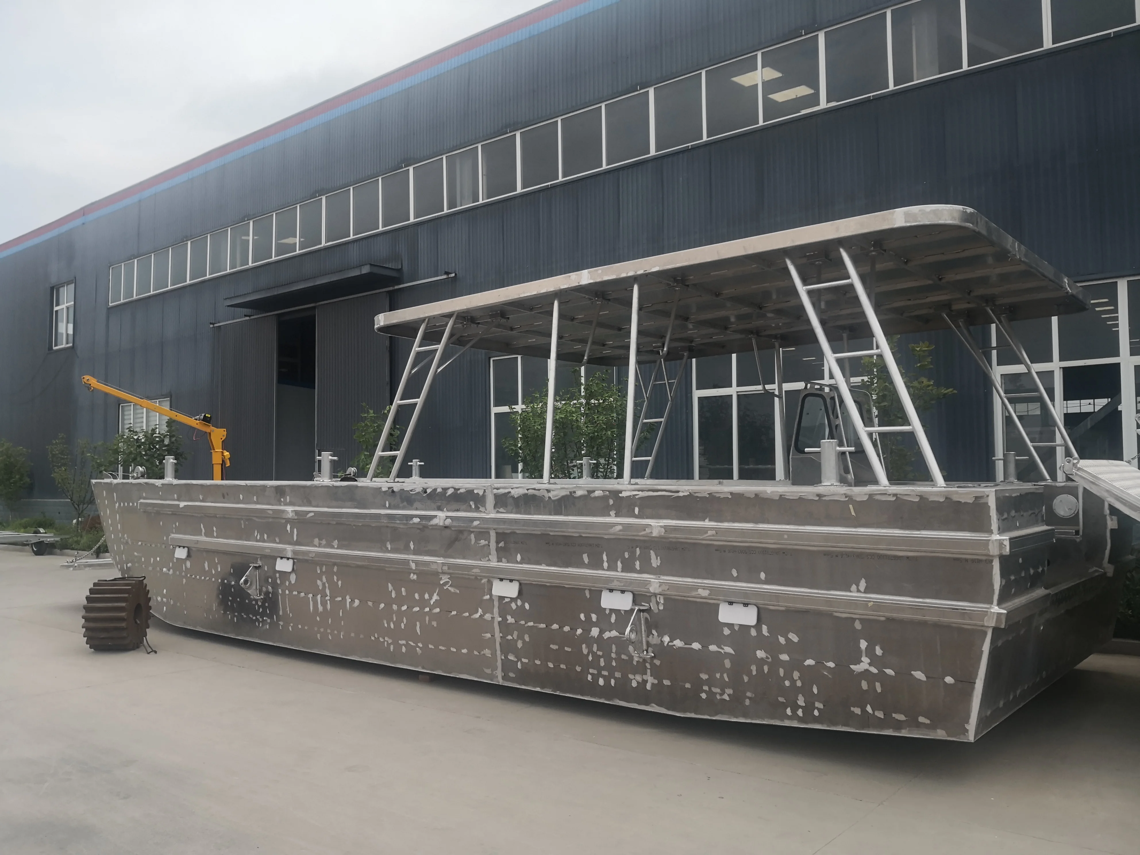 
aluminium landing craft with flybridge 